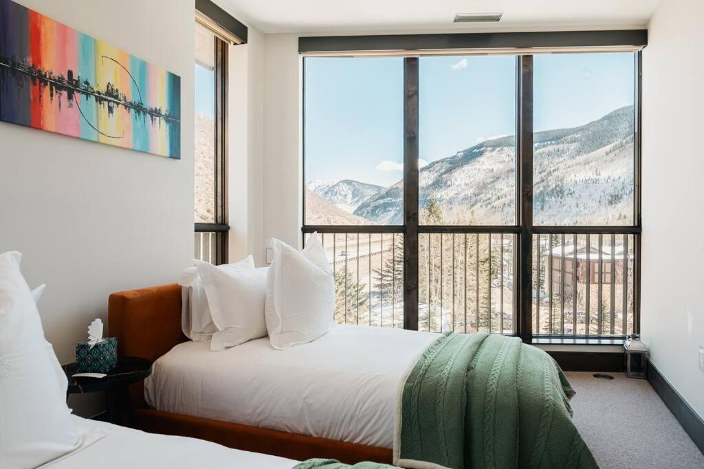 Lavish 5-Bedroom Penthouse with Four Seasons Flair view 5