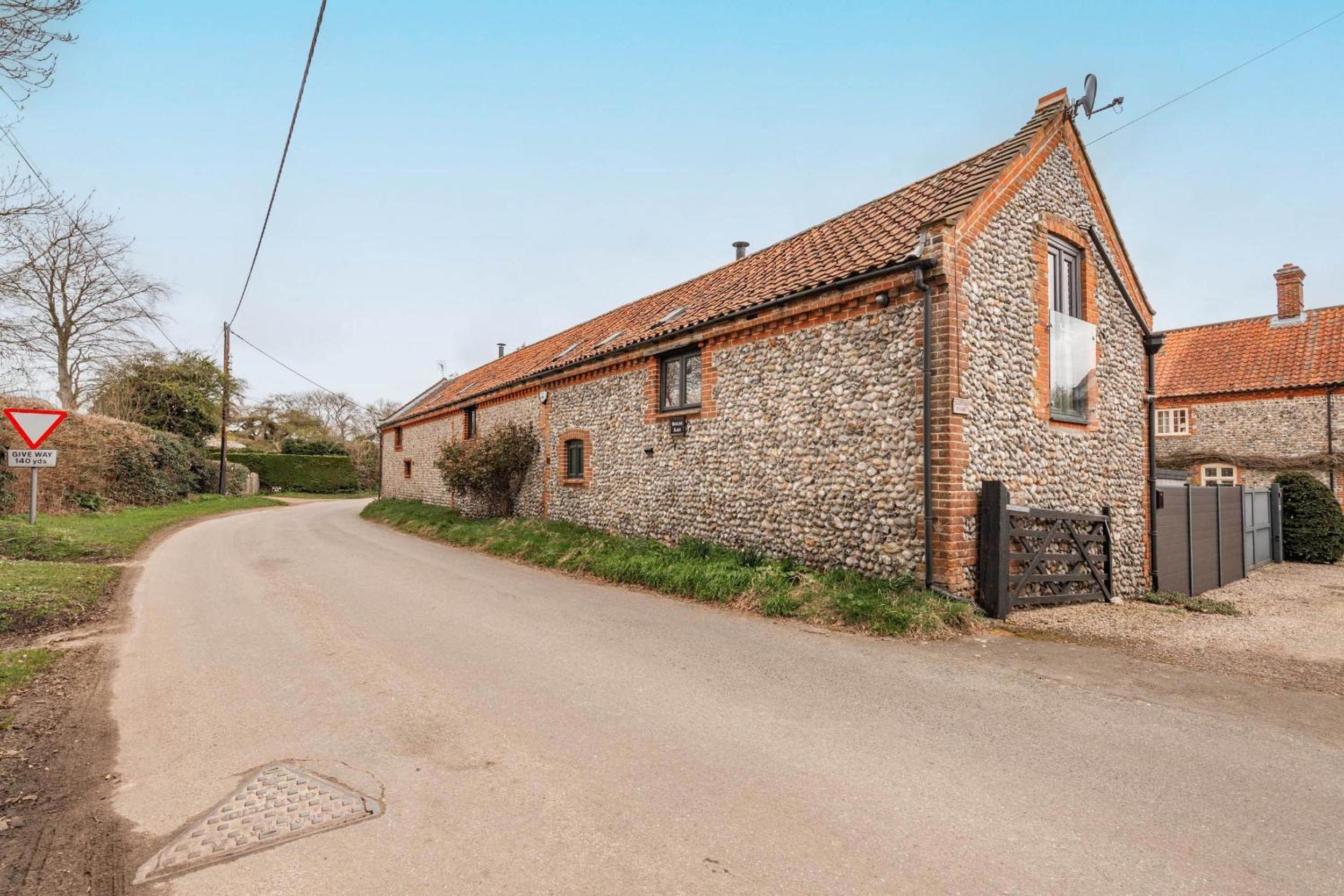 Host & Stay - Rogues Barn