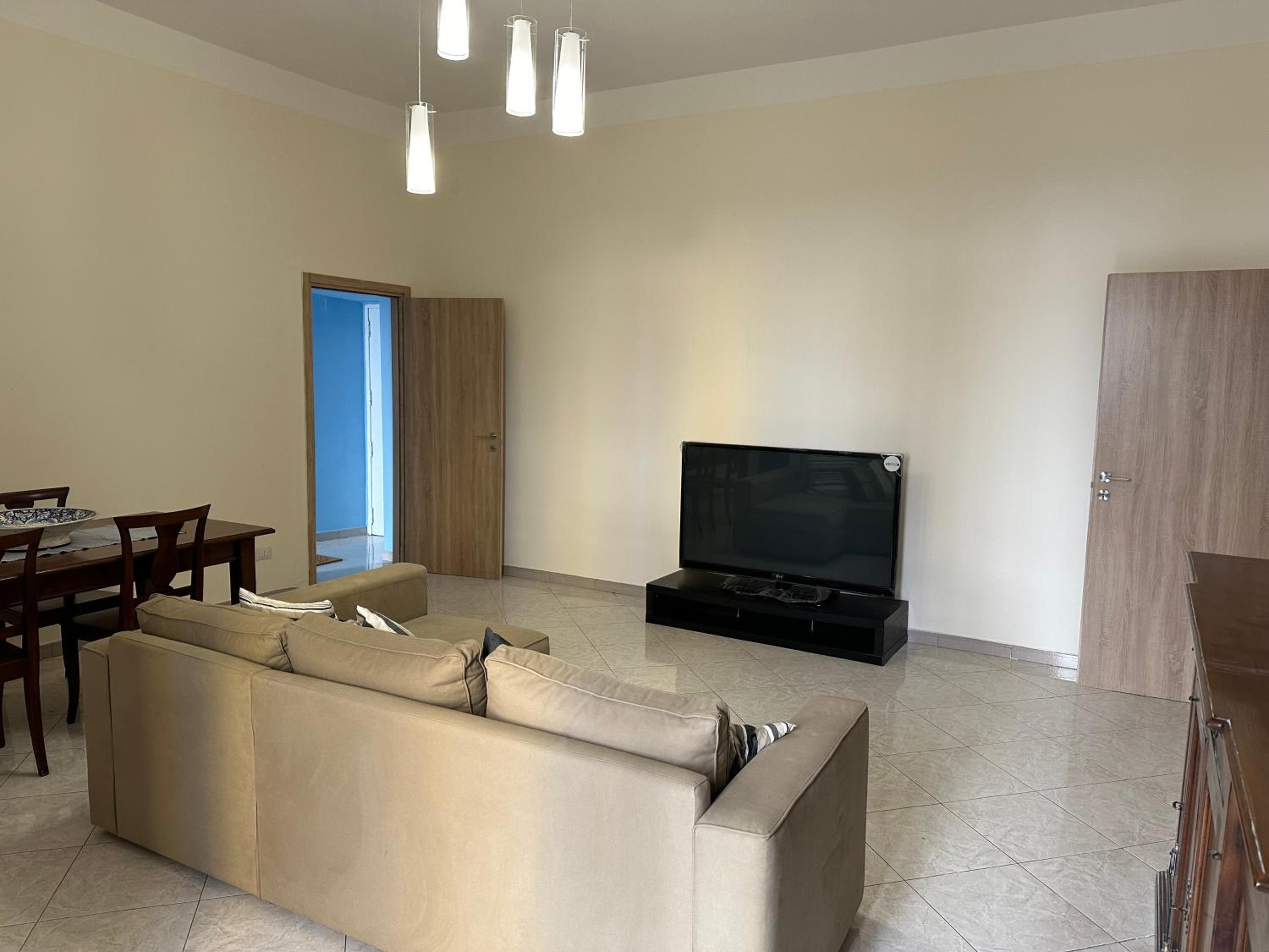 Spacious 130 sqm Luxury Apartment - 2 Bathrooms - Central Station & Old Town