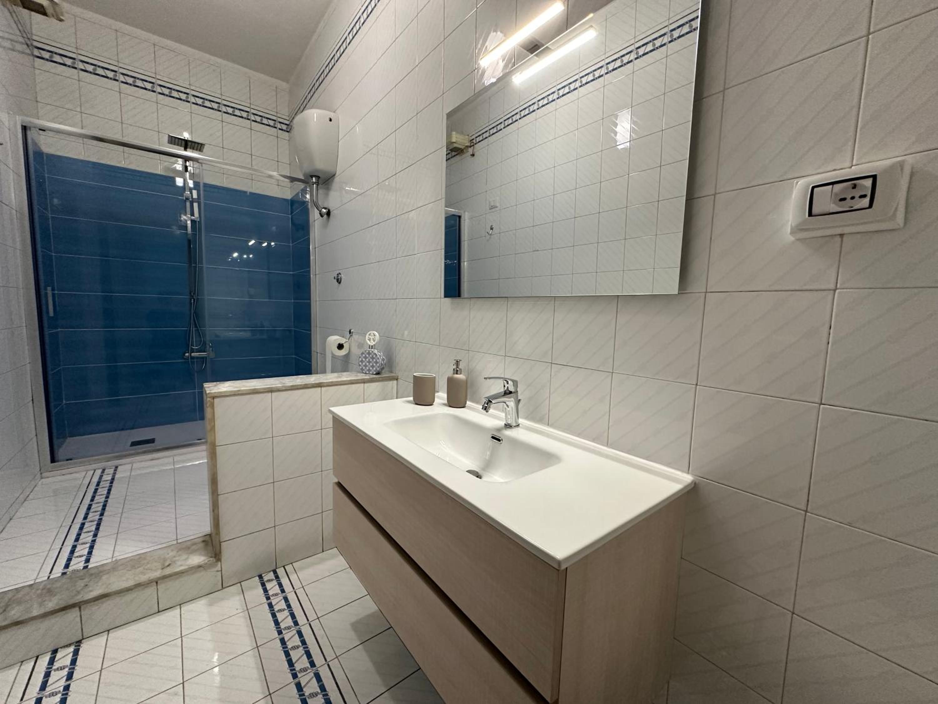 Spacious 130 sqm Luxury Apartment - 2 Bathrooms - Central Station & Old Town