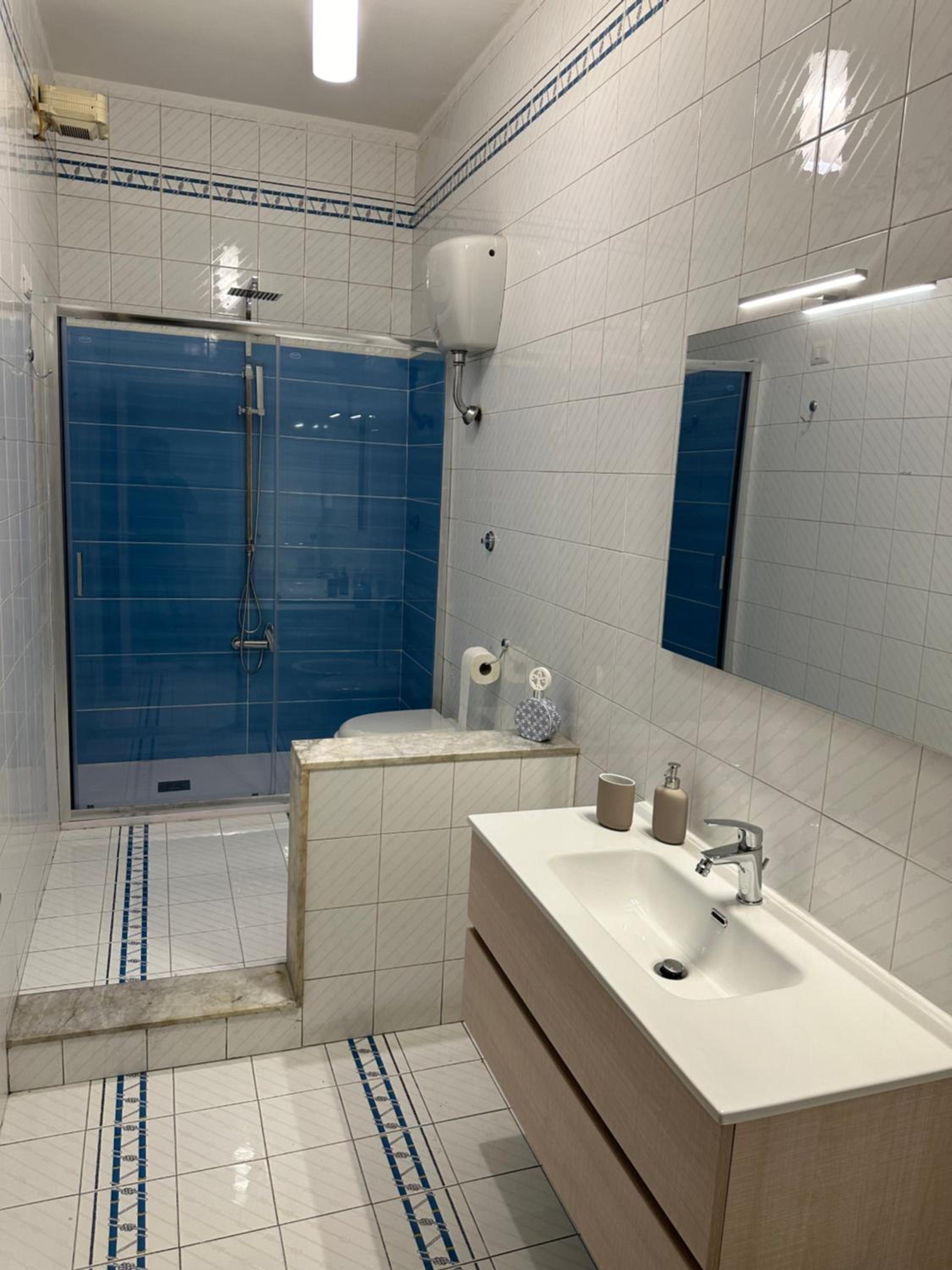 Spacious 130 sqm Luxury Apartment - 2 Bathrooms - Central Station & Old Town