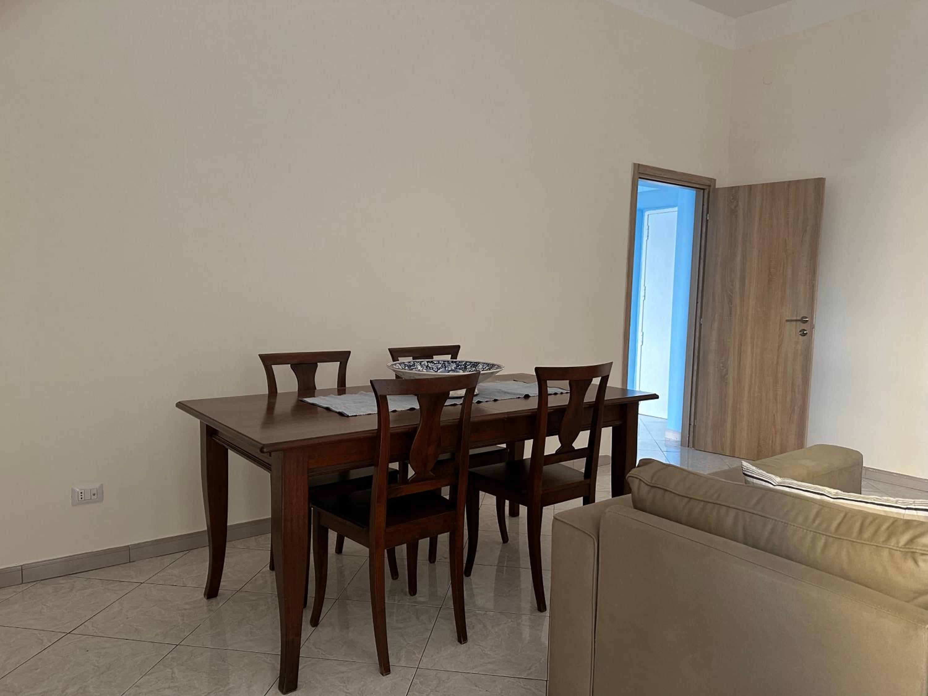 Spacious 130 sqm Luxury Apartment - 2 Bathrooms - Central Station & Old Town