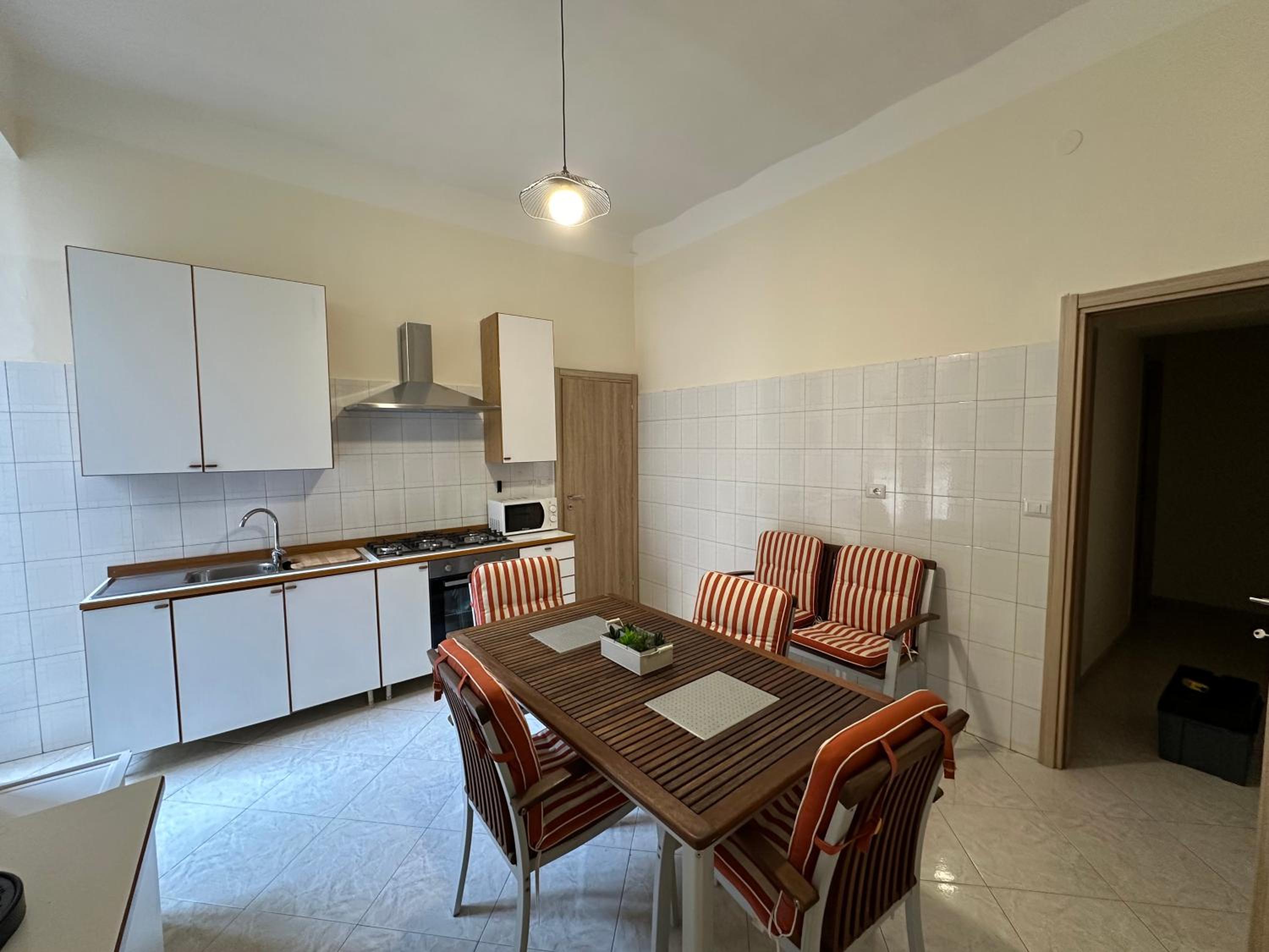 Spacious 130 sqm Luxury Apartment - 2 Bathrooms - Central Station & Old Town