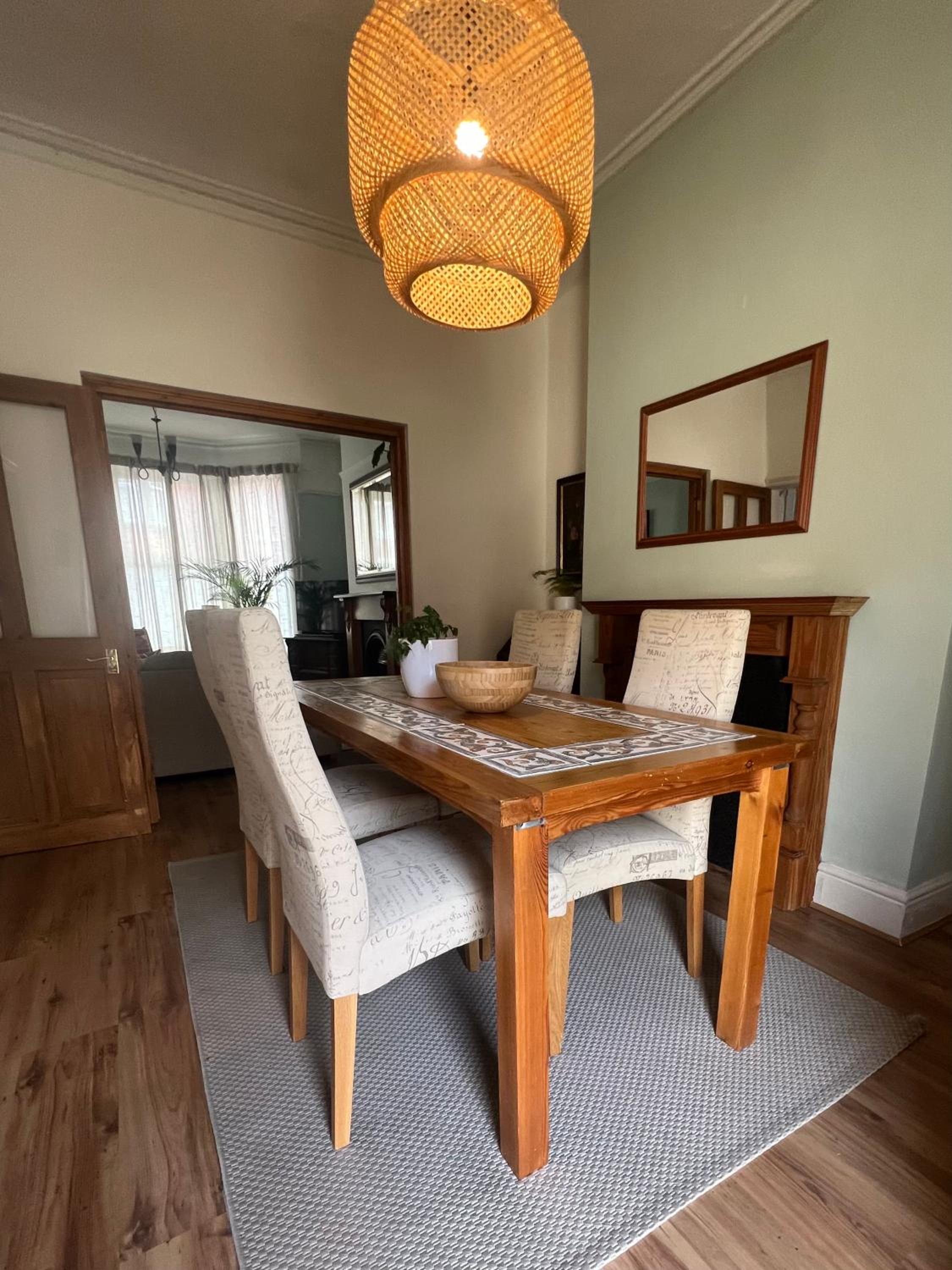 2025 Award Winner Liverpool Strawberry House - 3 Bedrooms view 4