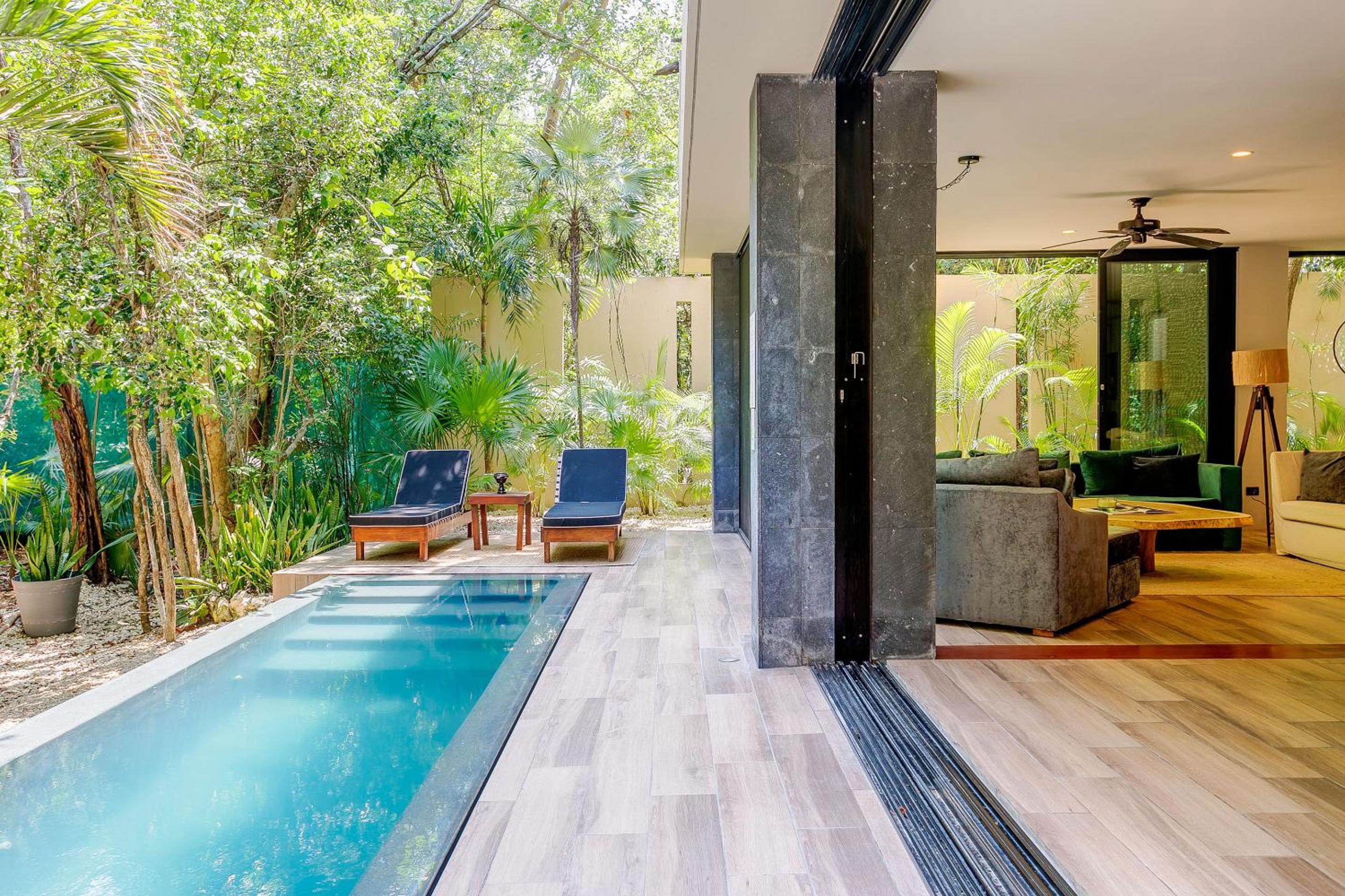 Luxurious Oasis Jacuzzi with Art Gallery and Pool