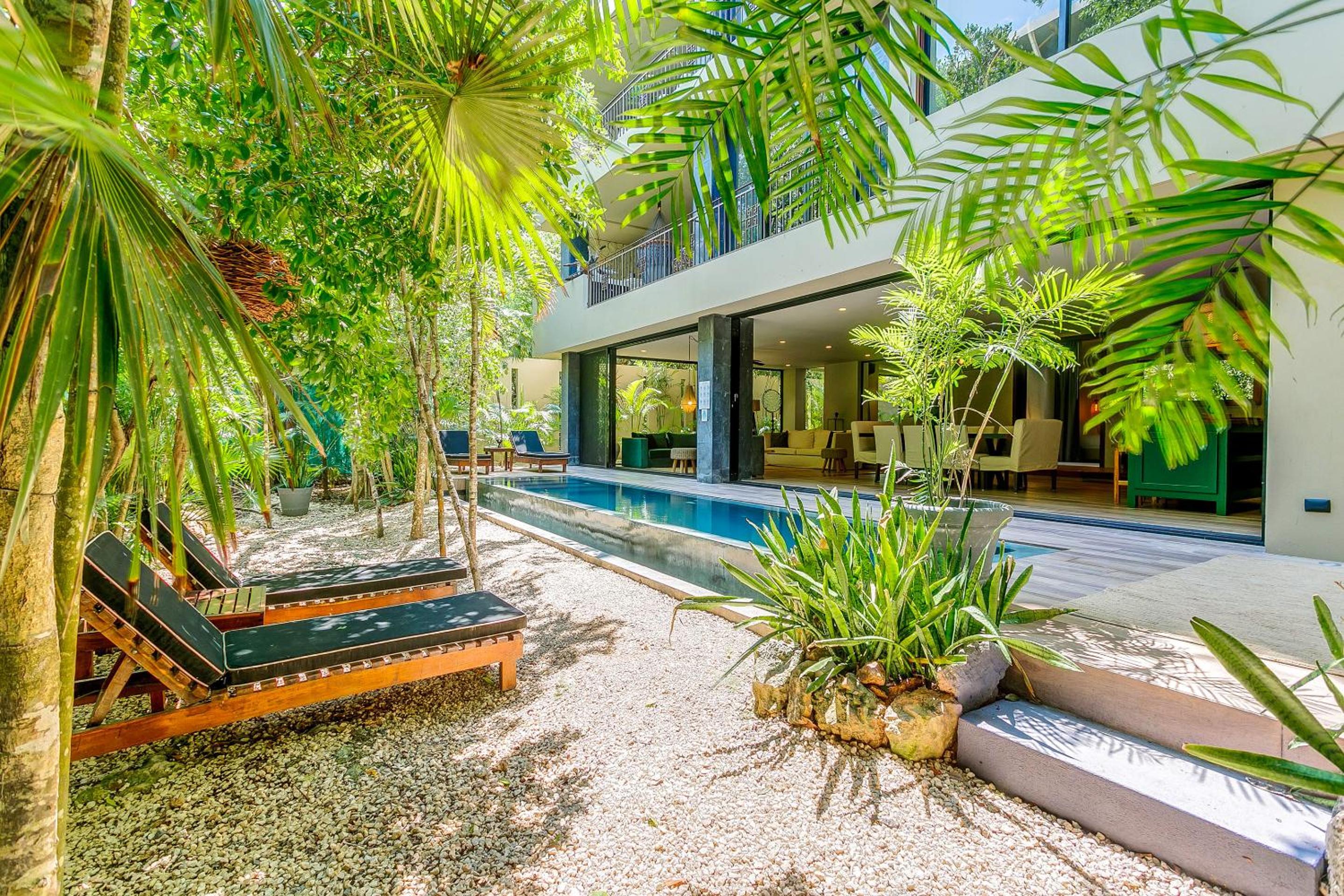 Luxurious Oasis Jacuzzi with Art Gallery and Pool