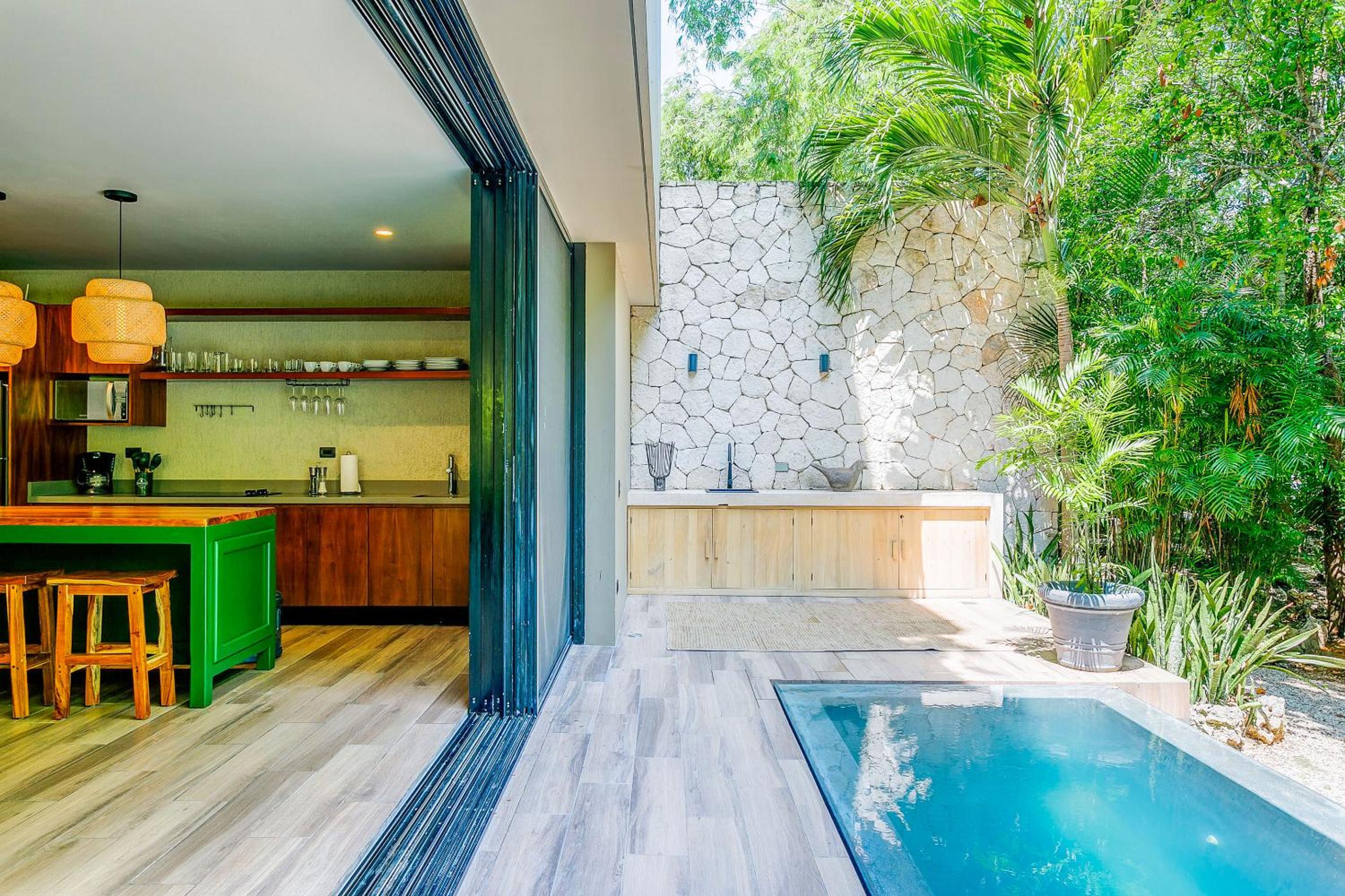 Luxurious Oasis Jacuzzi with Art Gallery and Pool