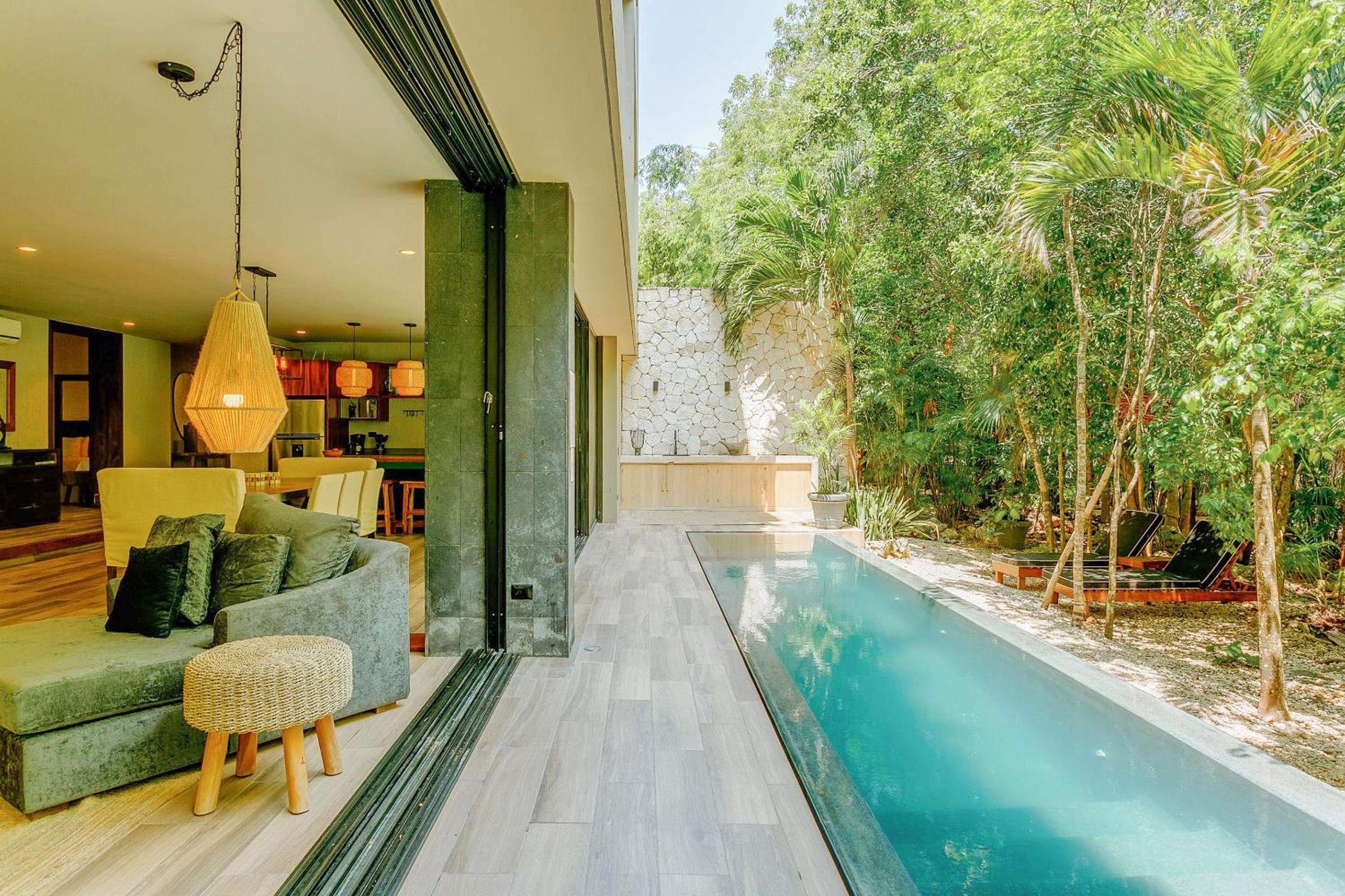 Luxurious Oasis Jacuzzi with Art Gallery and Pool