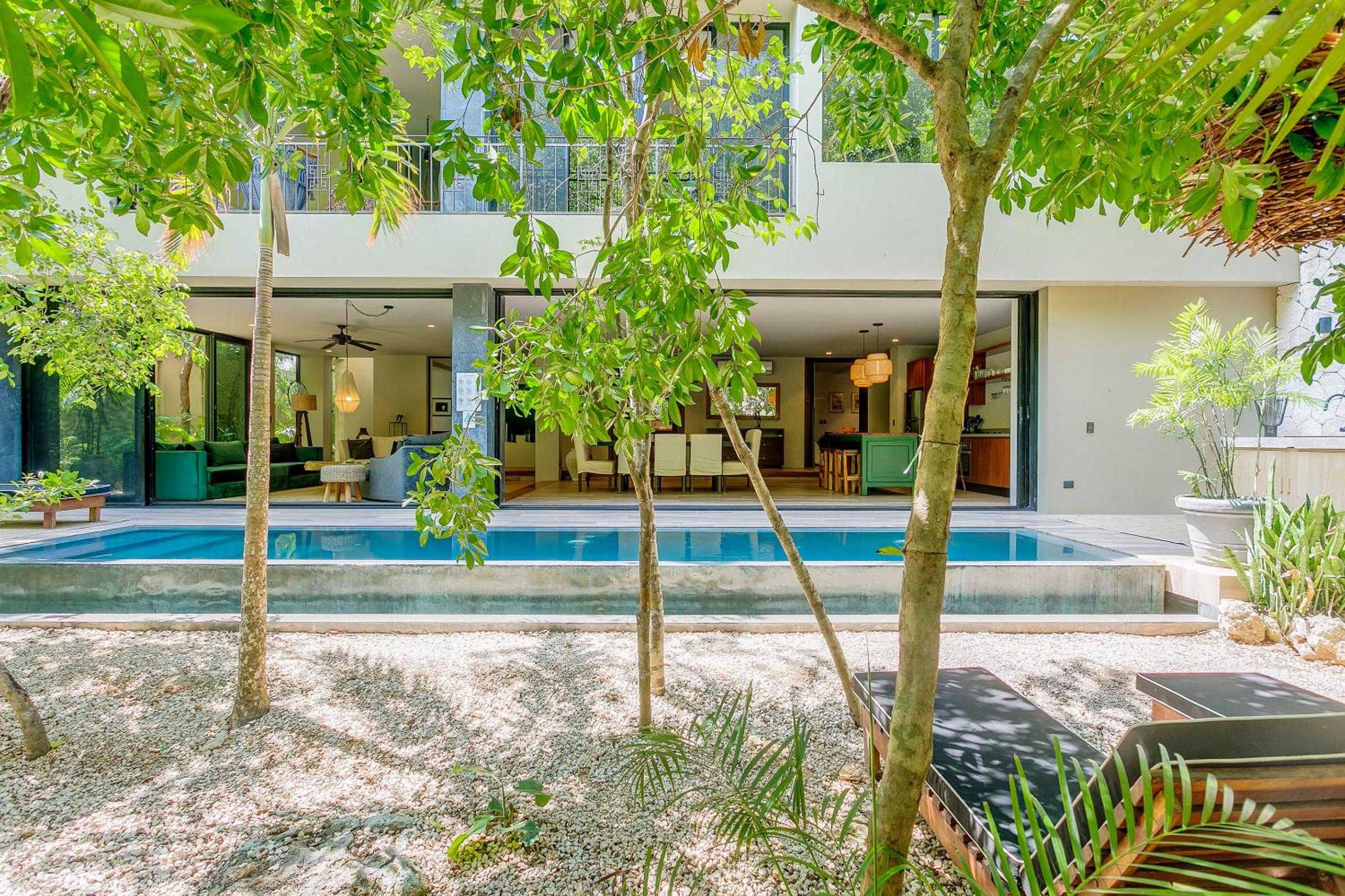 Luxurious Oasis Jacuzzi with Art Gallery and Pool