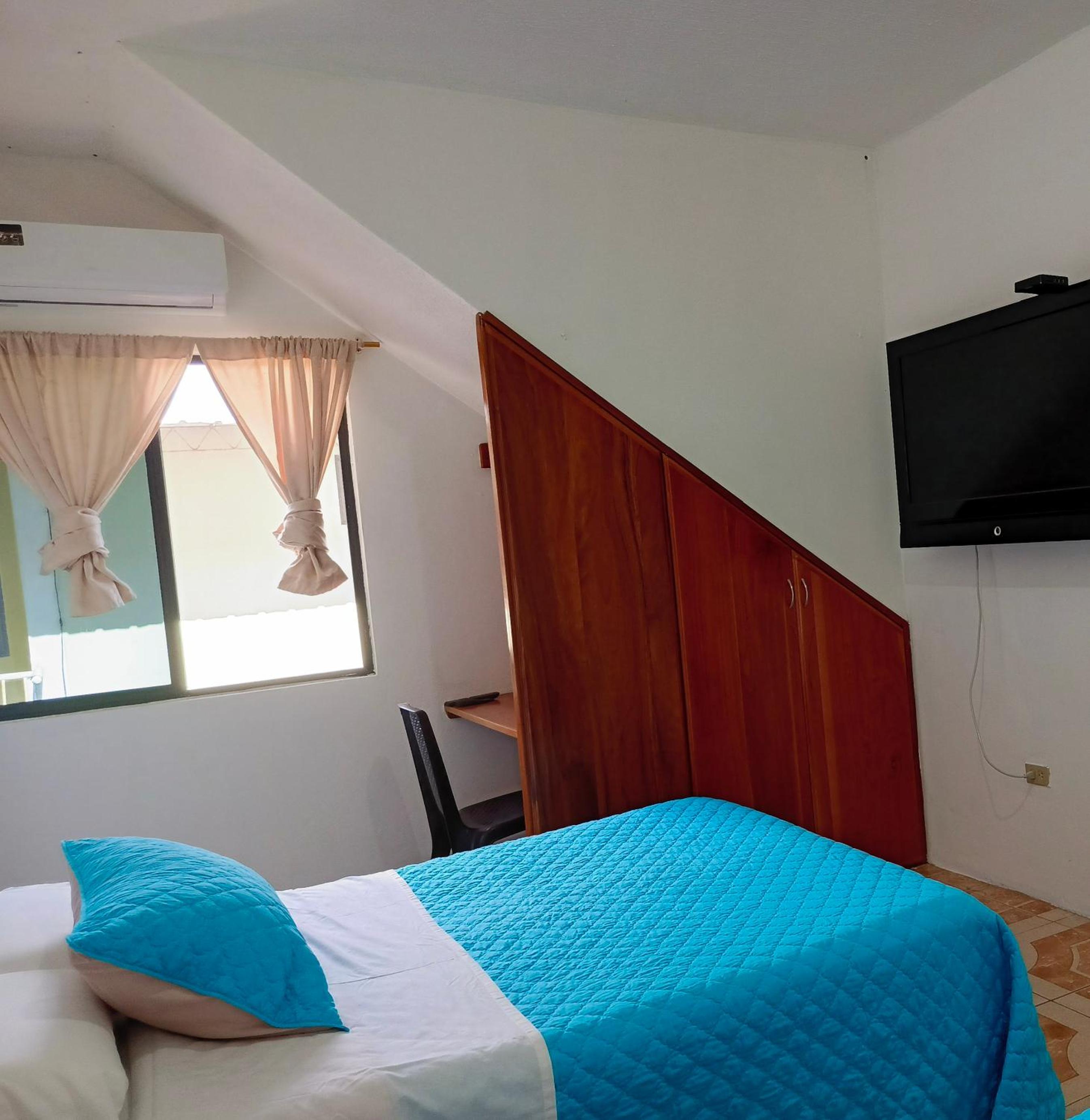 Teresita's House Suites con cocina privada , ideal para parejas, AC, wifi agua caliente, cerca del aeropuerto, a pocos pasos del malecón San Cristóbal