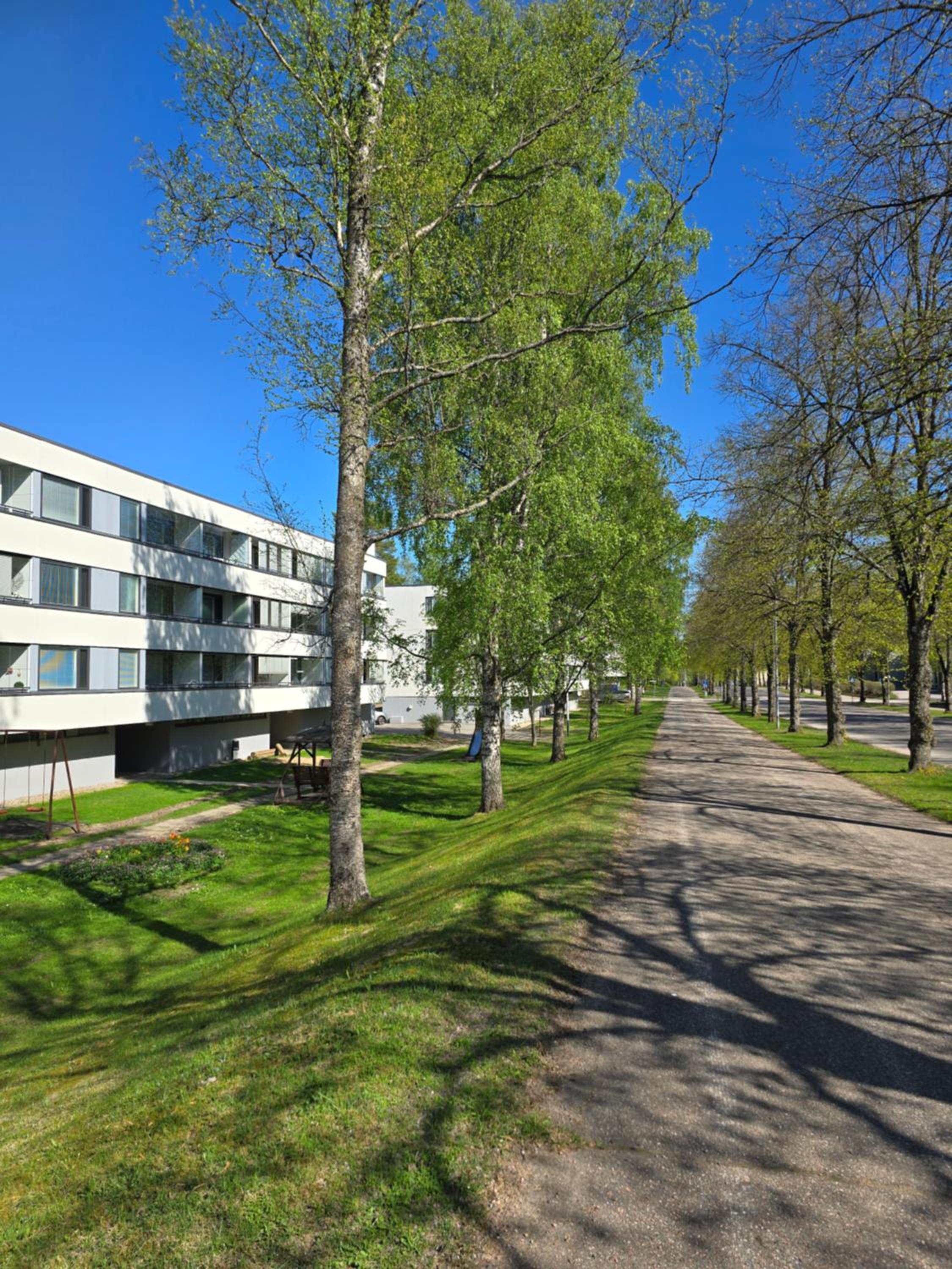 Avara ja kodikas huoneisto parvekkeella