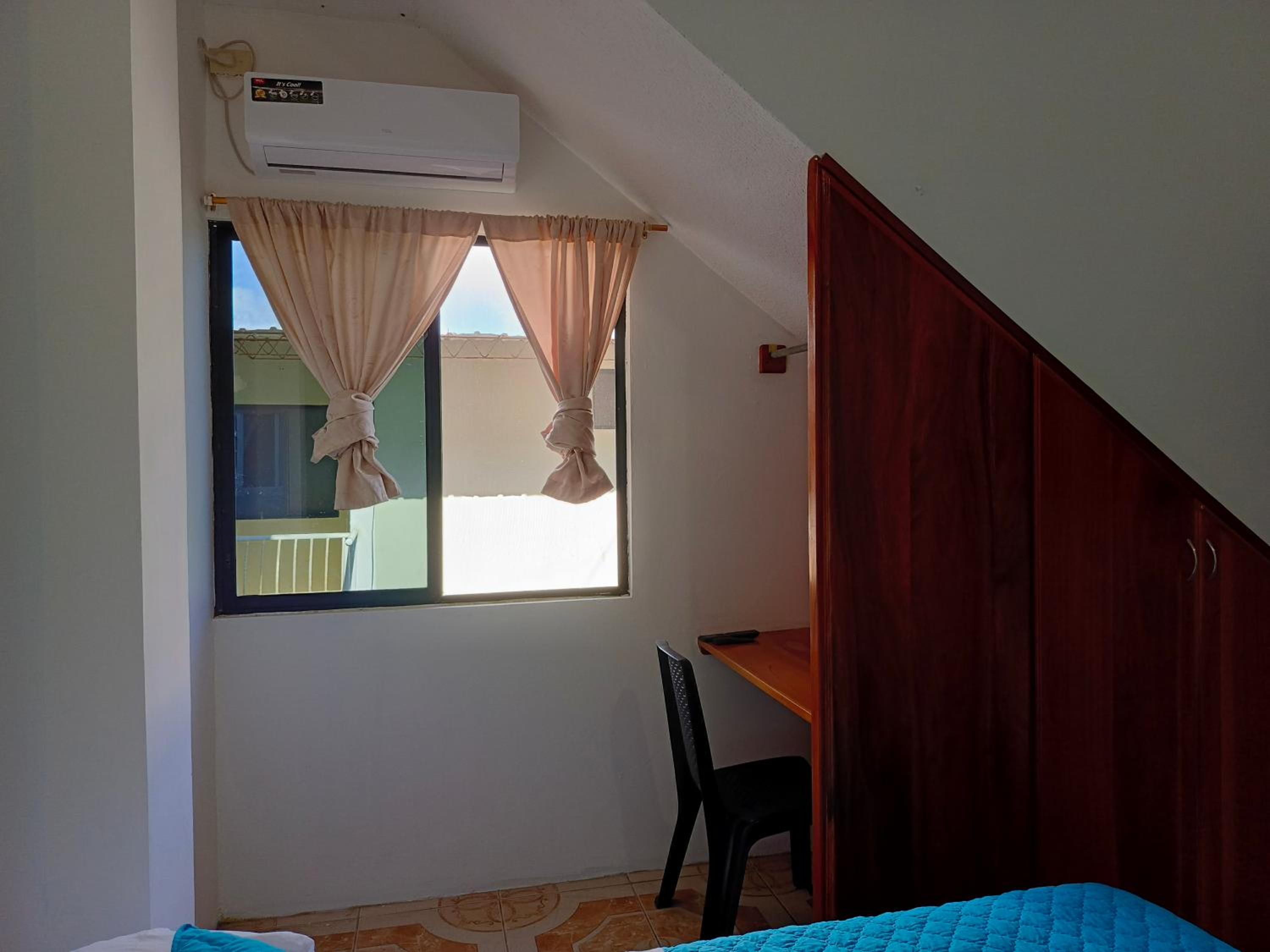 Teresita's House Suites con cocina privada , ideal para parejas, AC, wifi agua caliente, cerca del aeropuerto, a pocos pasos del malecón San Cristóbal