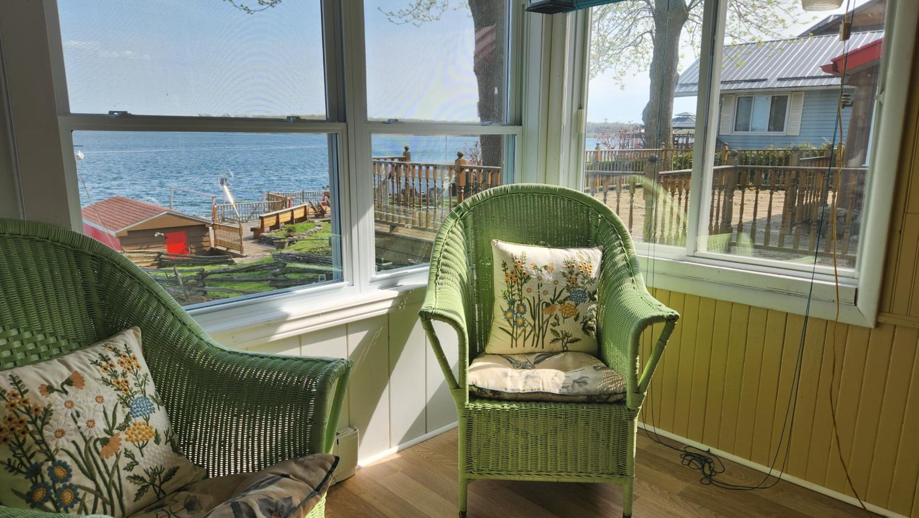 Skylight Waterfront home w/ amazing view/dock/boat