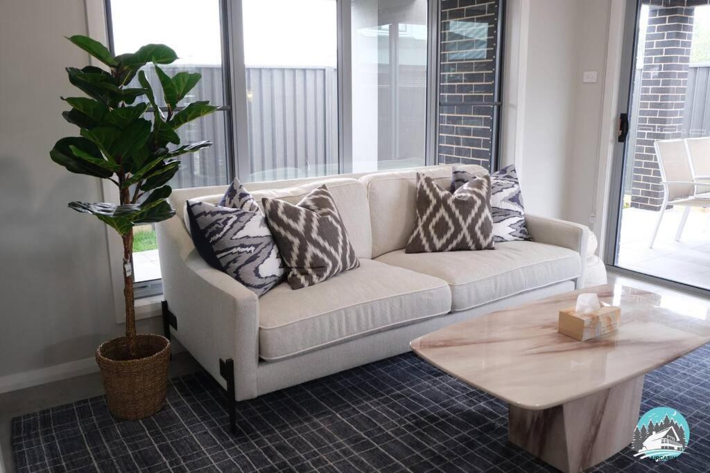 Aircabin - Denham Court - Modern - 4 Beds House
