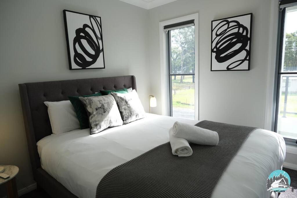 Aircabin - Denham Court - Modern - 4 Beds House