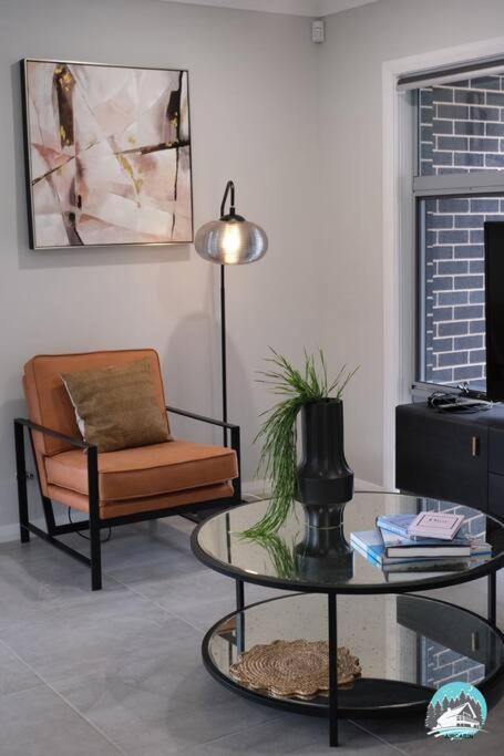 Aircabin - Denham Court - Modern - 4 Beds House