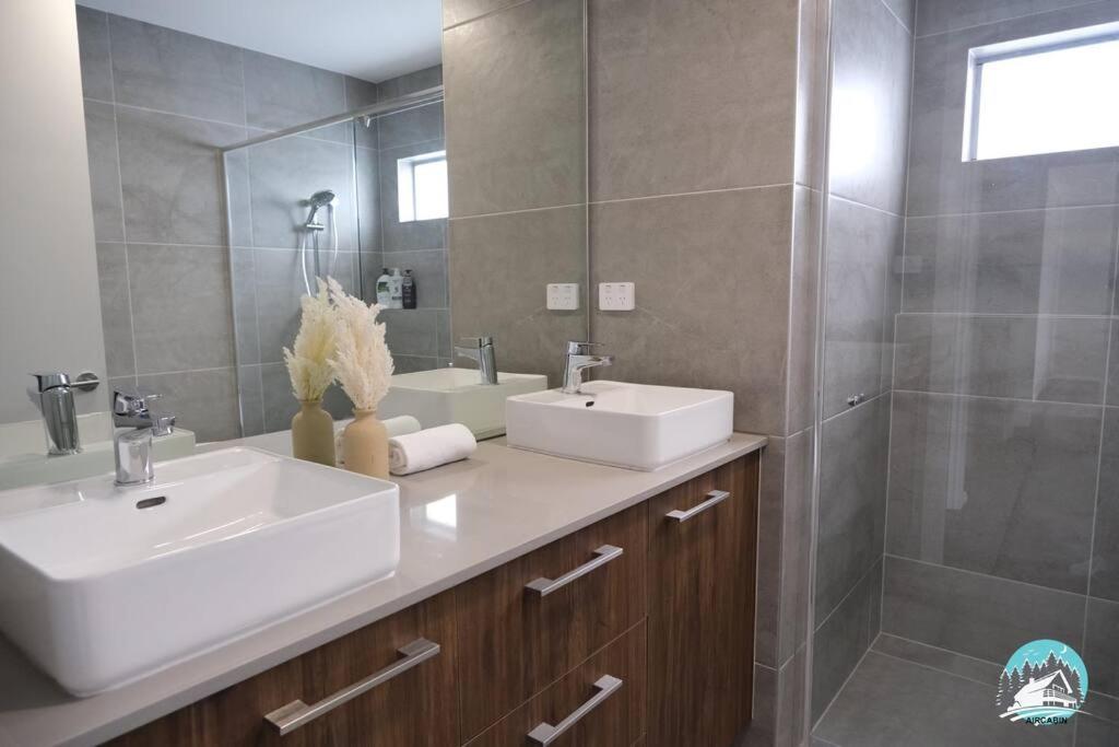 Aircabin - Denham Court - Modern - 4 Beds House