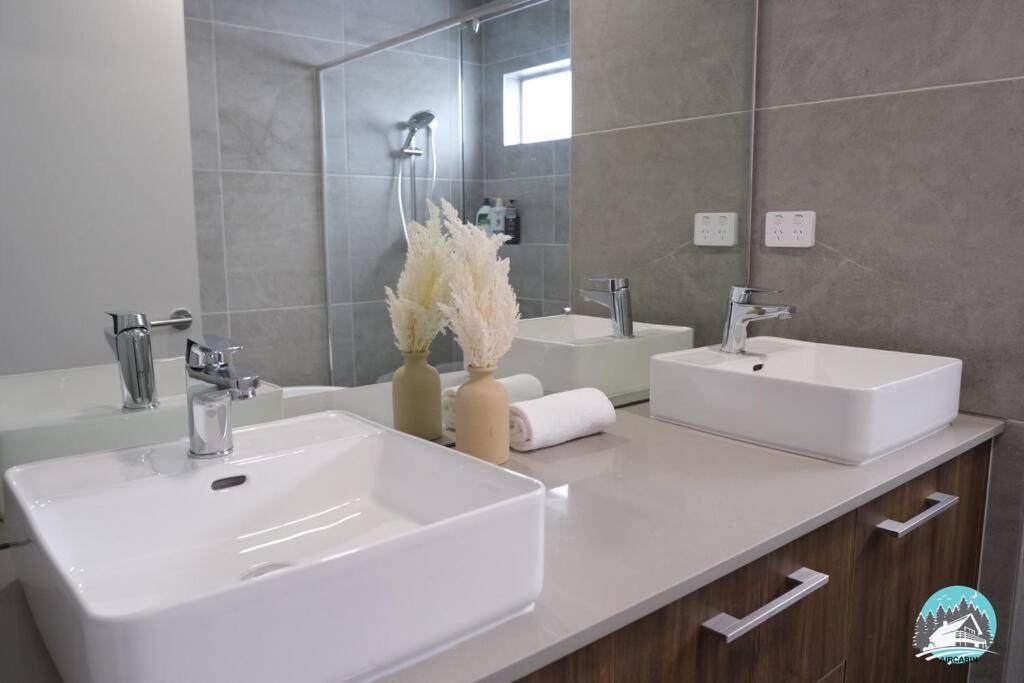 Aircabin - Denham Court - Modern - 4 Beds House