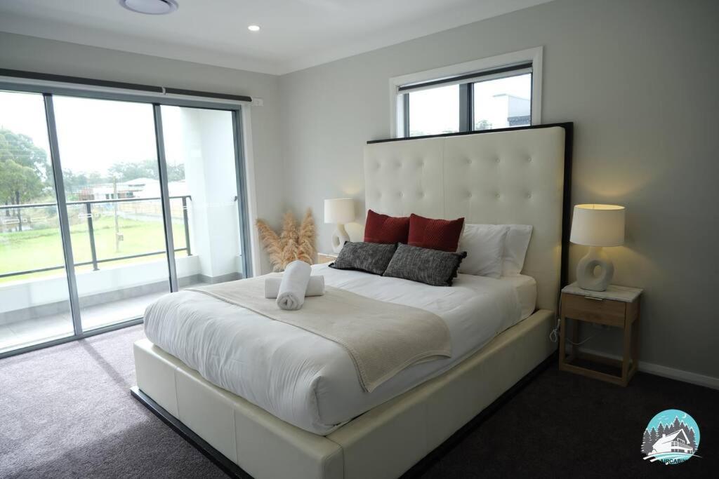 Aircabin - Denham Court - Modern - 4 Beds House