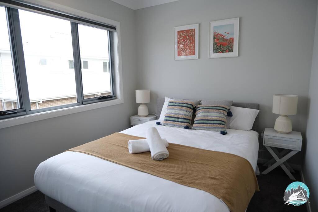 Aircabin - Denham Court - Modern - 4 Beds House