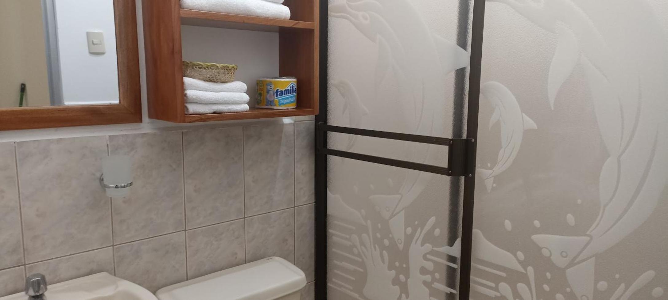 Teresita's House Suites con cocina privada , ideal para parejas, AC, wifi agua caliente, cerca del aeropuerto, a pocos pasos del malecón San Cristóbal