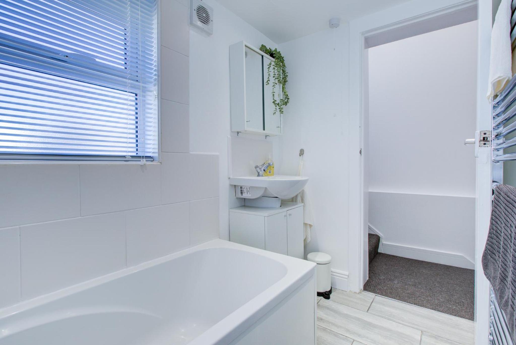 Bath Lodge - Arree Stays view 5