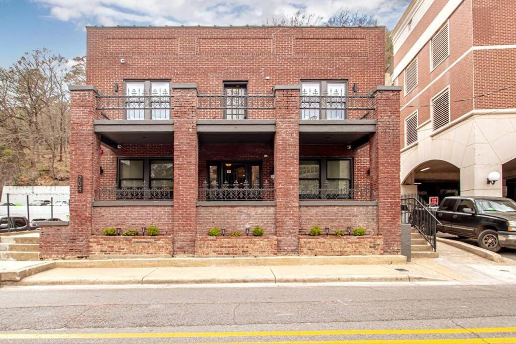 Hotel Steps to Bathhouses, Historic Studio, KING BED, Room # 101 - Image 1
