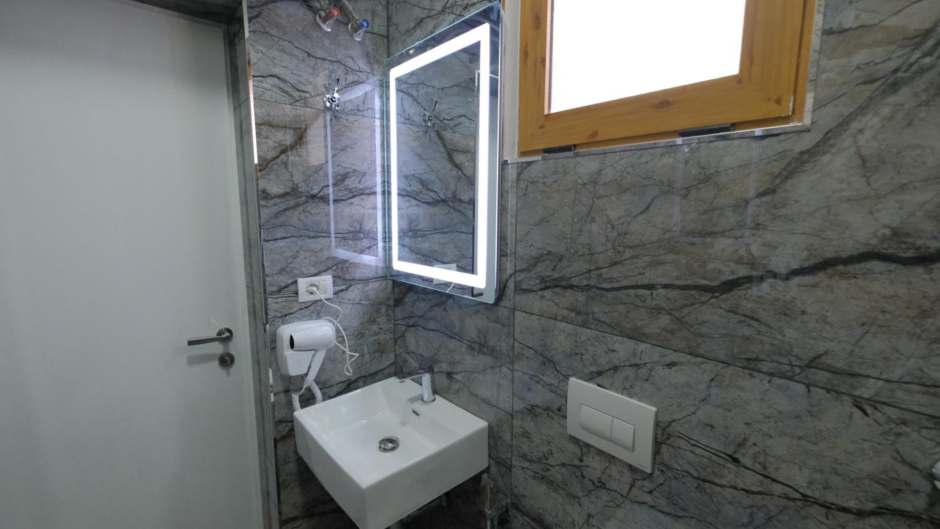 Salillari Guest house & Restaurant