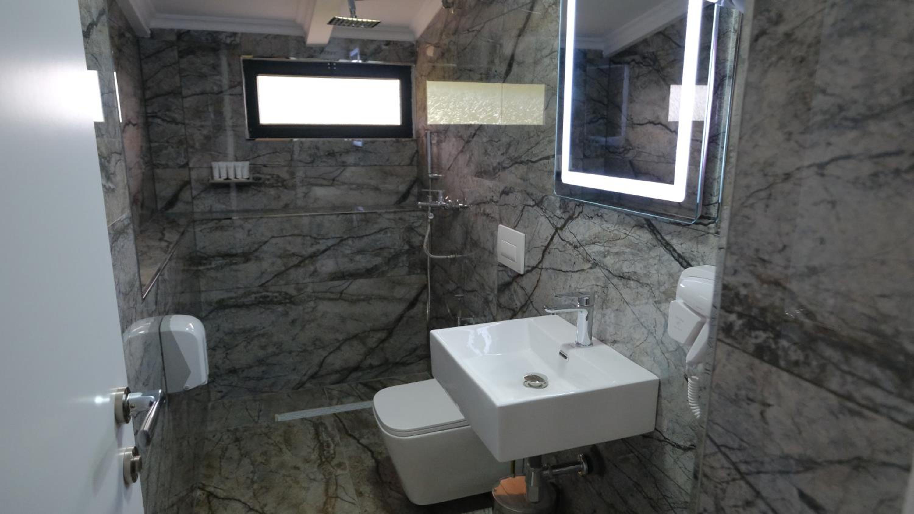 Salillari Guest house & Restaurant