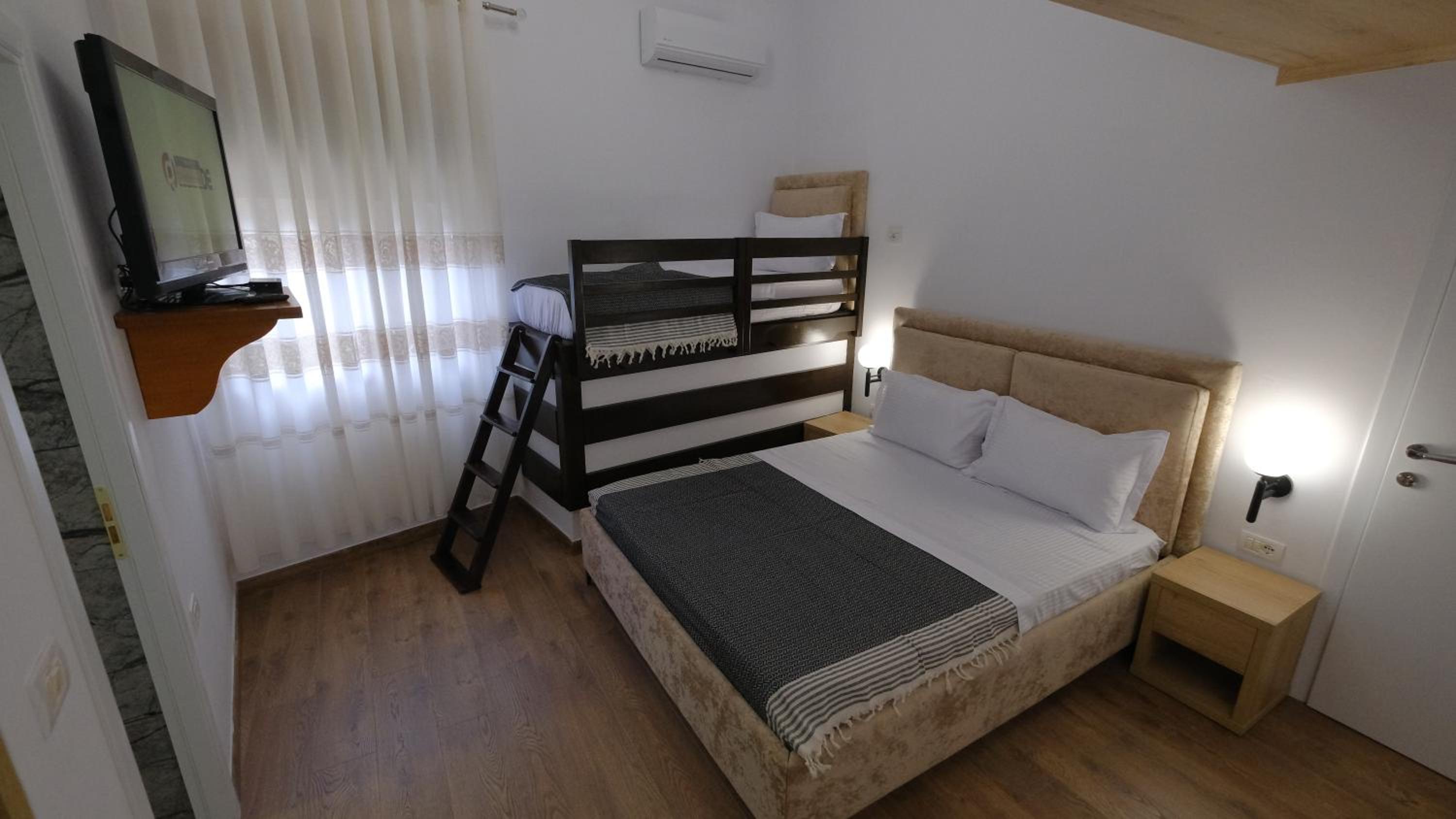 Salillari Guest house & Restaurant