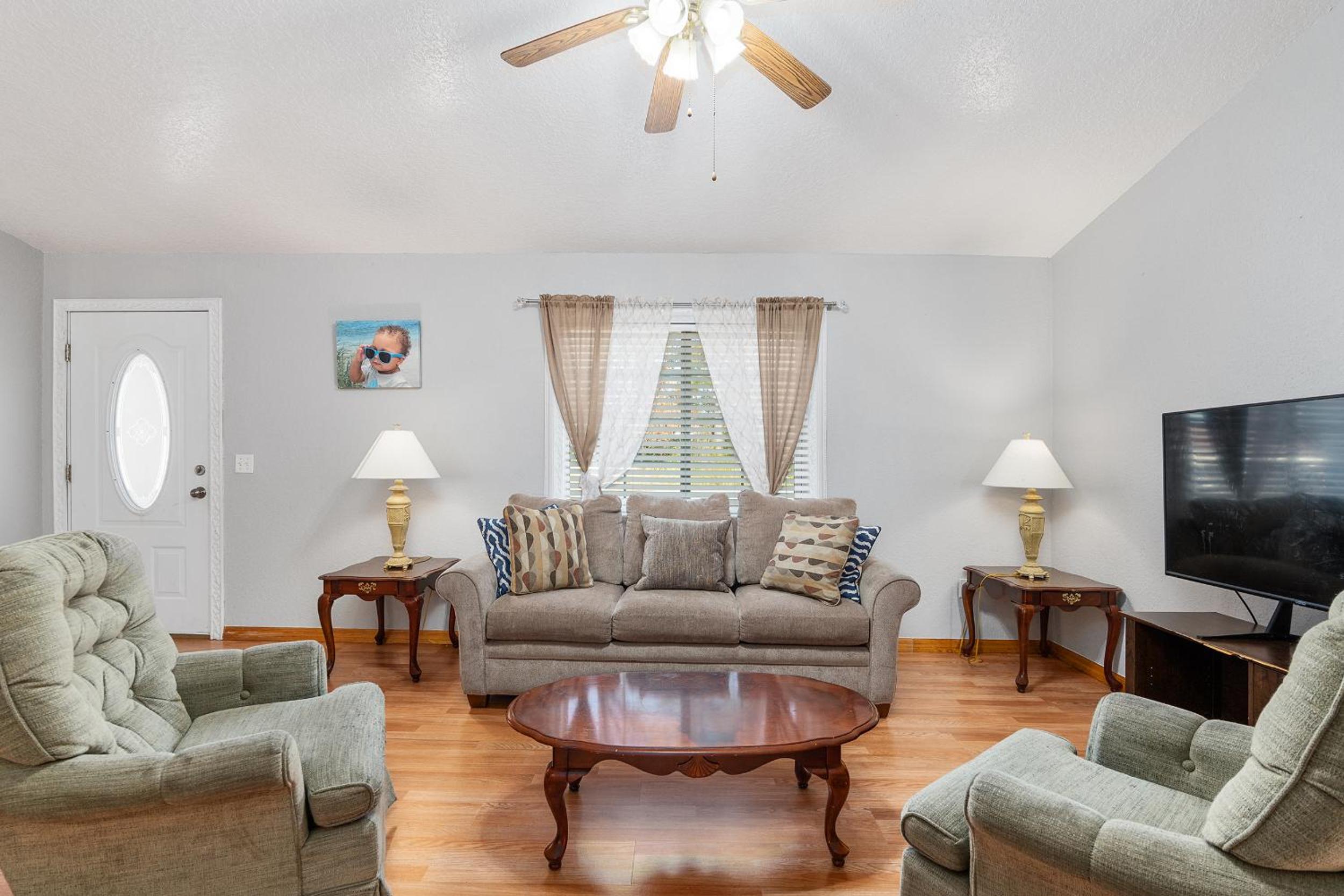 Bright, comfy, economy 3 bedroom 2 bathroom home view 4