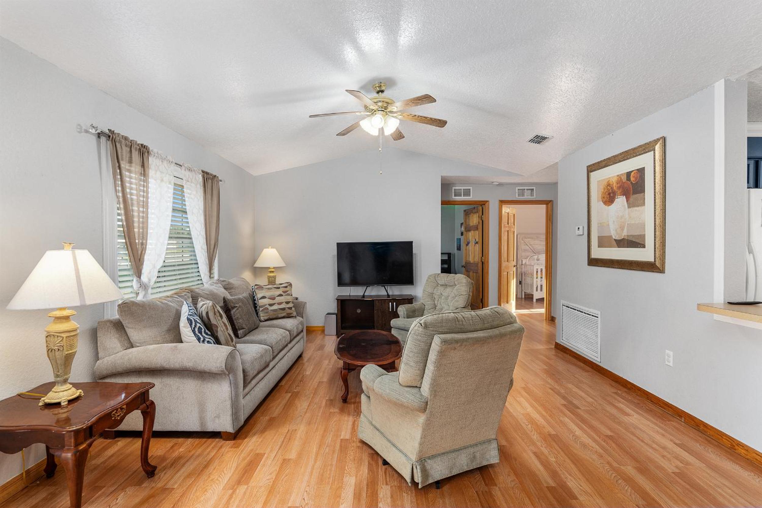 Bright, comfy, economy 3 bedroom 2 bathroom home view 3