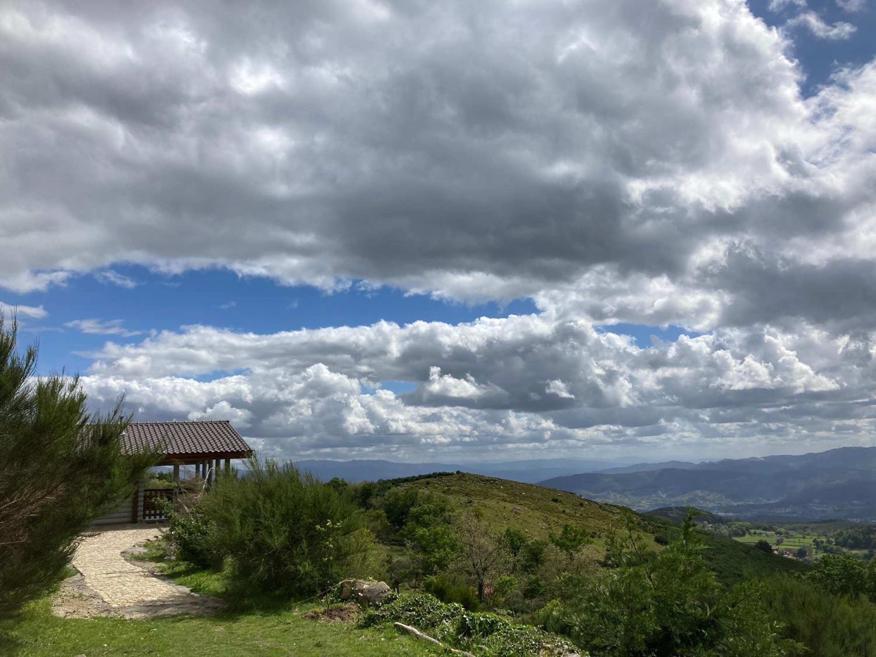 Mountain Log Cabin O Garrano view 3
