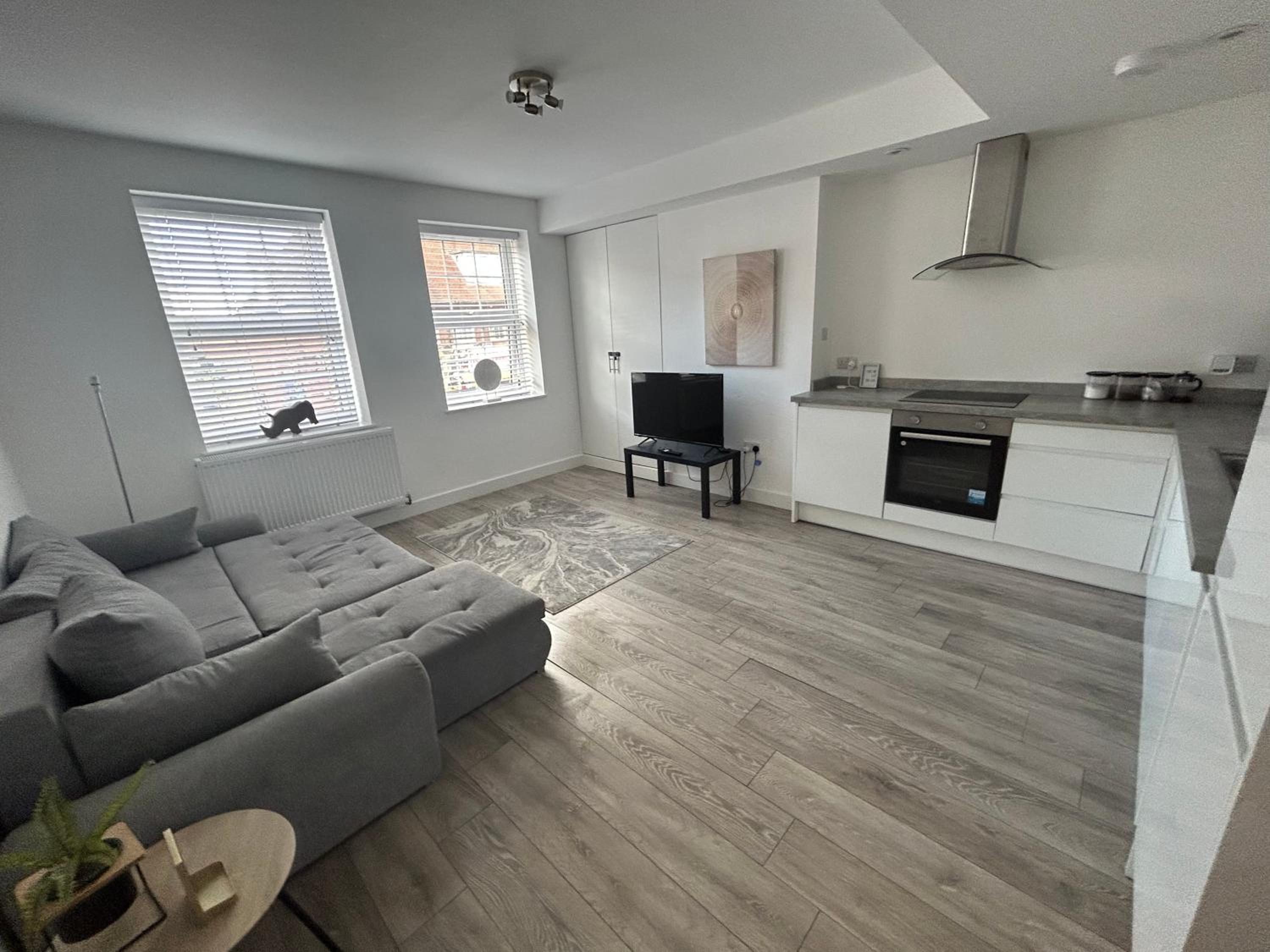 Morden 2 bed central
