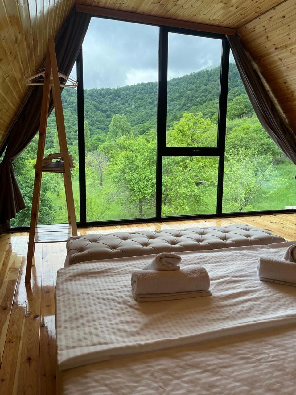 İndoor Hot Pool Mountain View Chalet