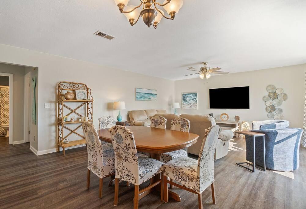Gulfside Getaway 2 BR, 2 BA view 4
