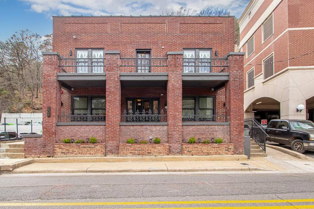 Hotel Historic DTWN Studio, Walk to Bathhouses, Shops, Room # 103 - Image 1