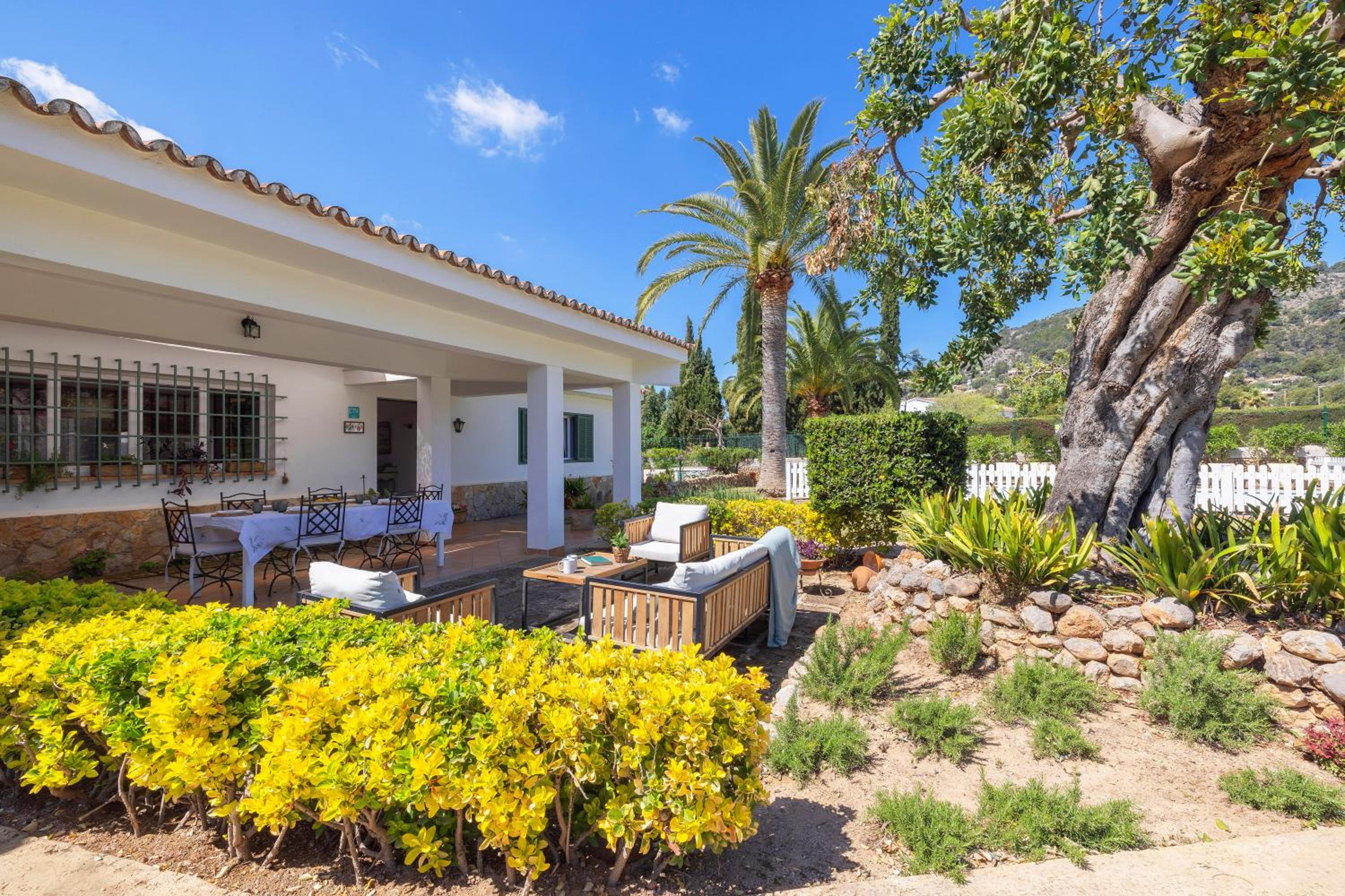 Ideal house for two families with pool and barbecue view 5