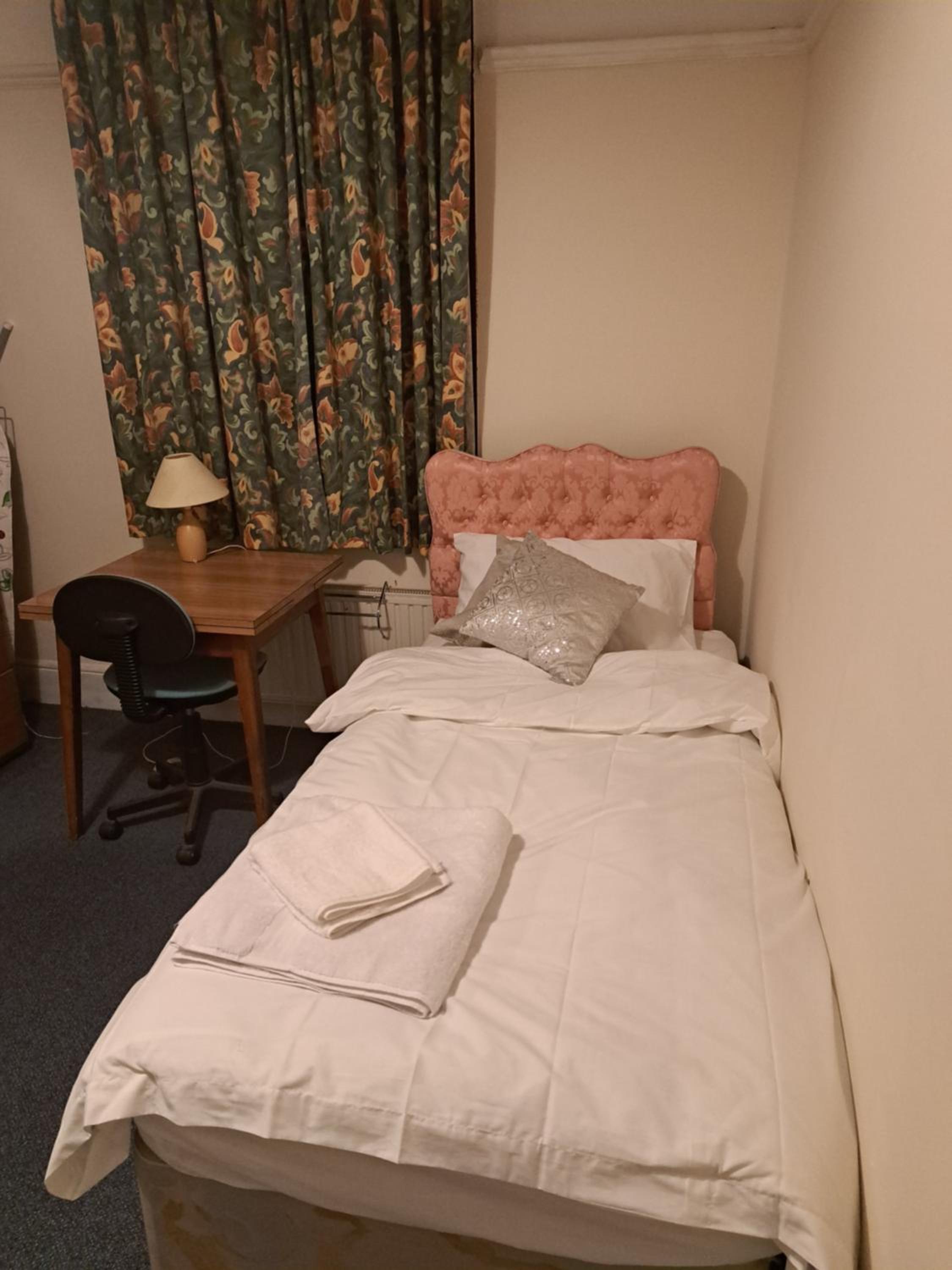 Single Room- London Seven Kings Train Station