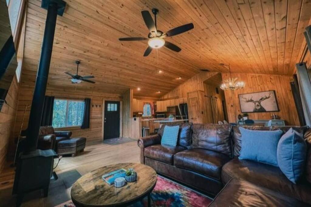 Hot tub, private deck, gas fire pit & king bed! view 3