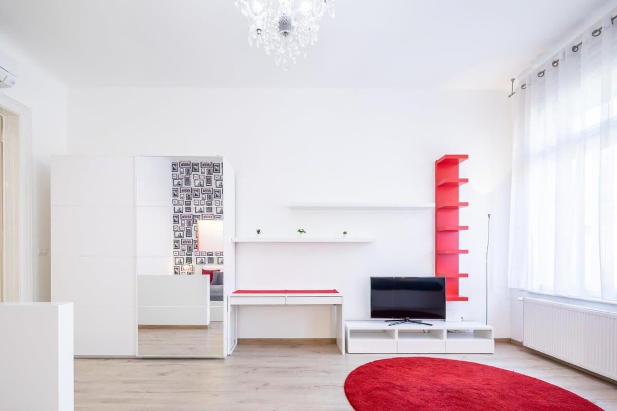 Super central convenient apartment view 5