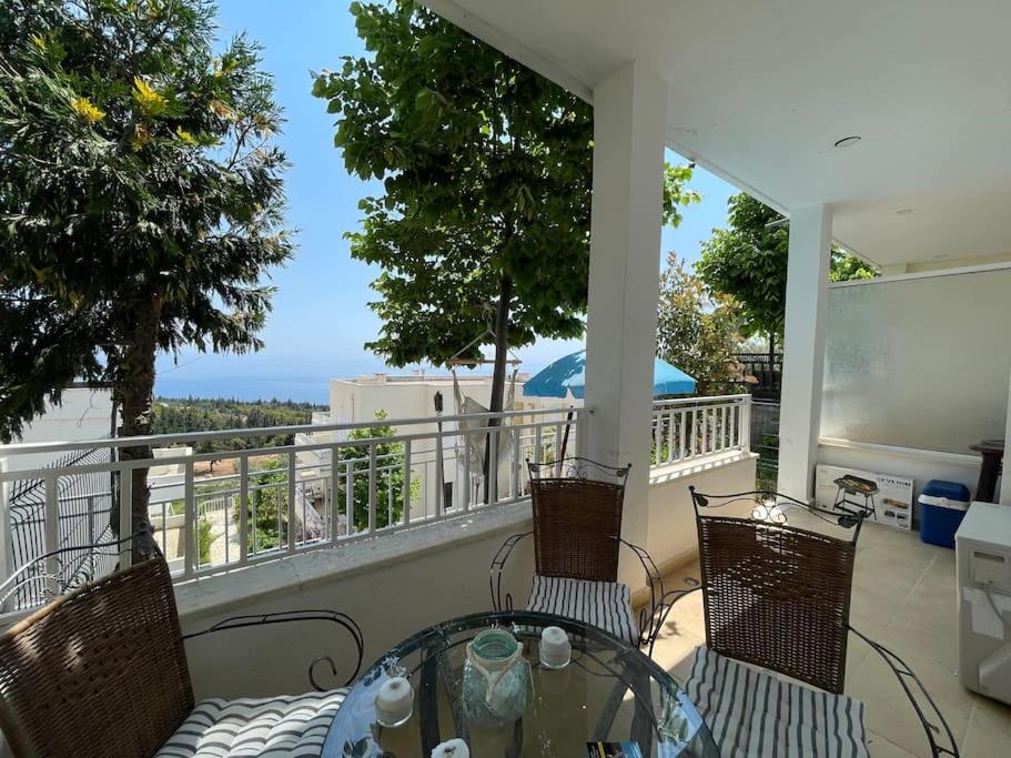 GJONI Apartments with a great view in Drymades