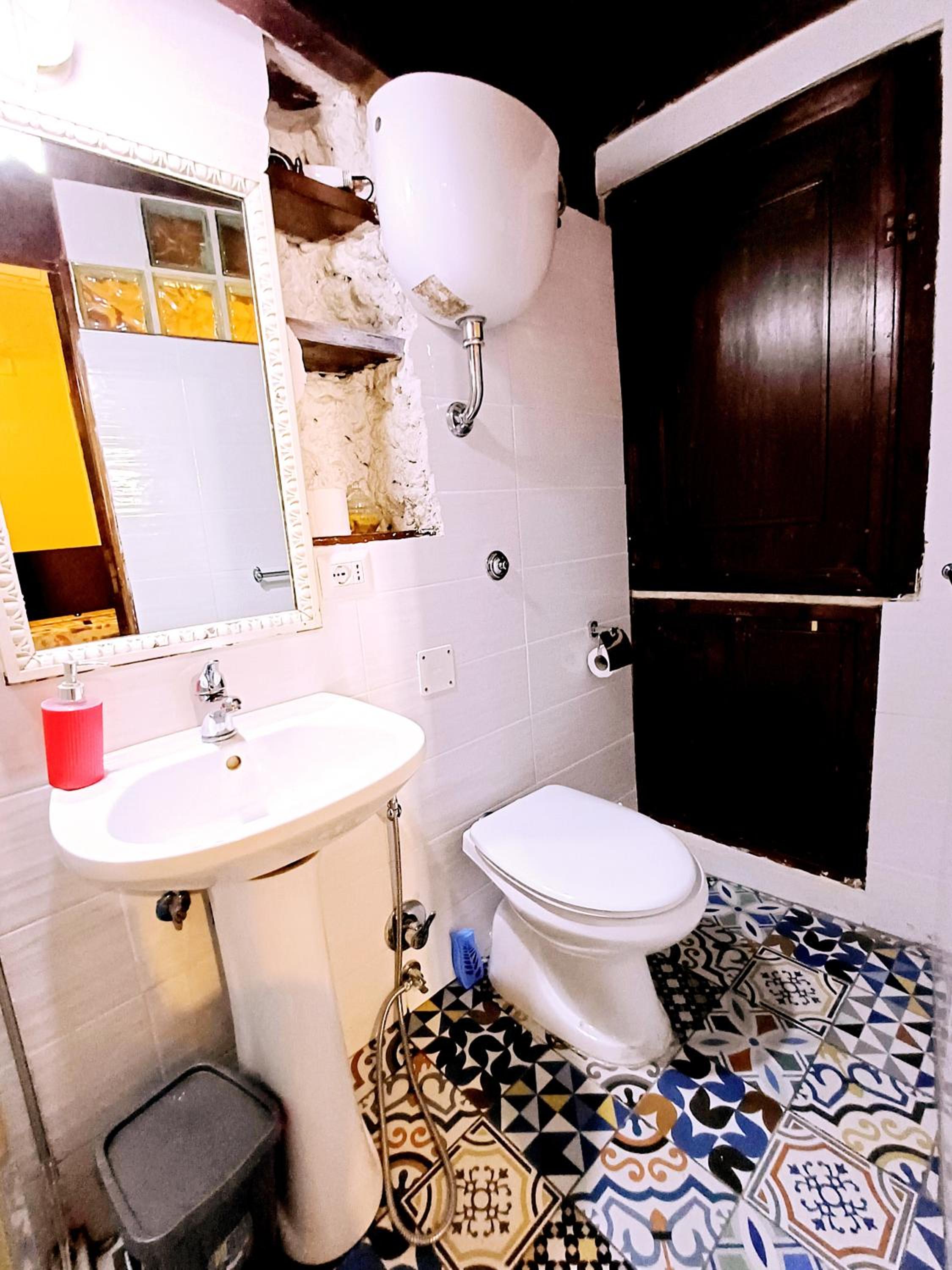 GoldenCube Guest House