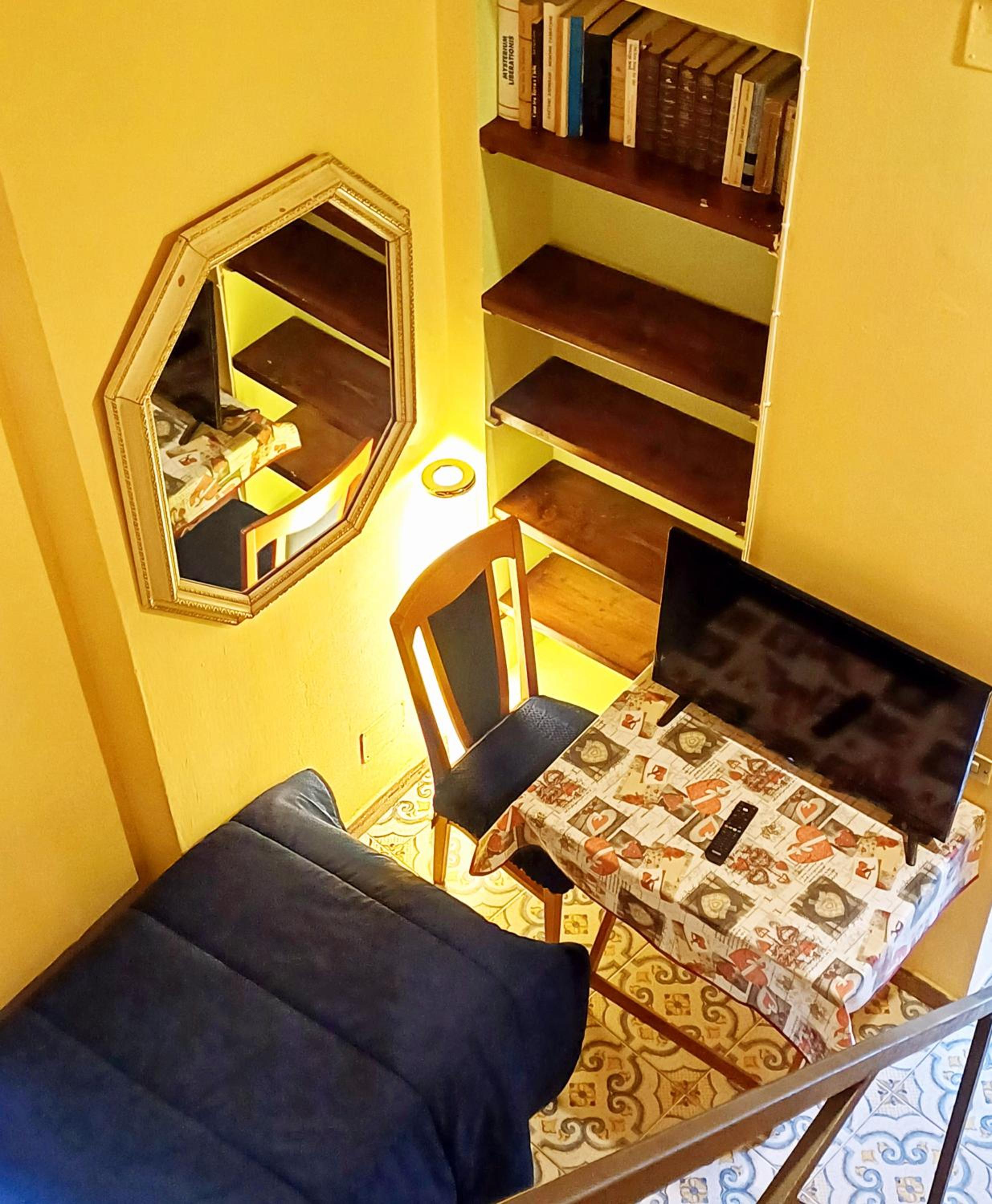 GoldenCube Guest House