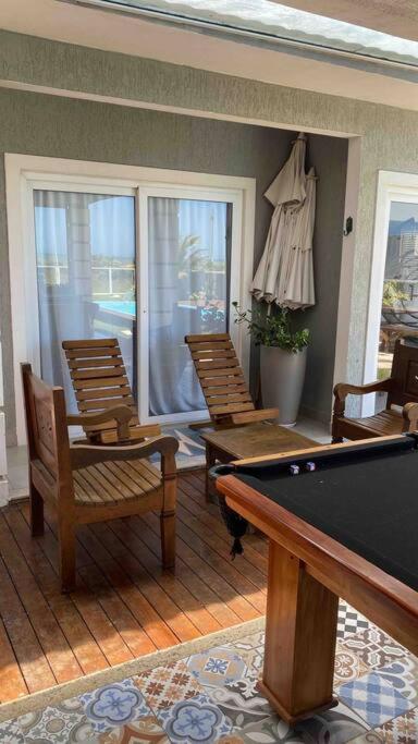 Casa long beach! Totalmente pé na areia.