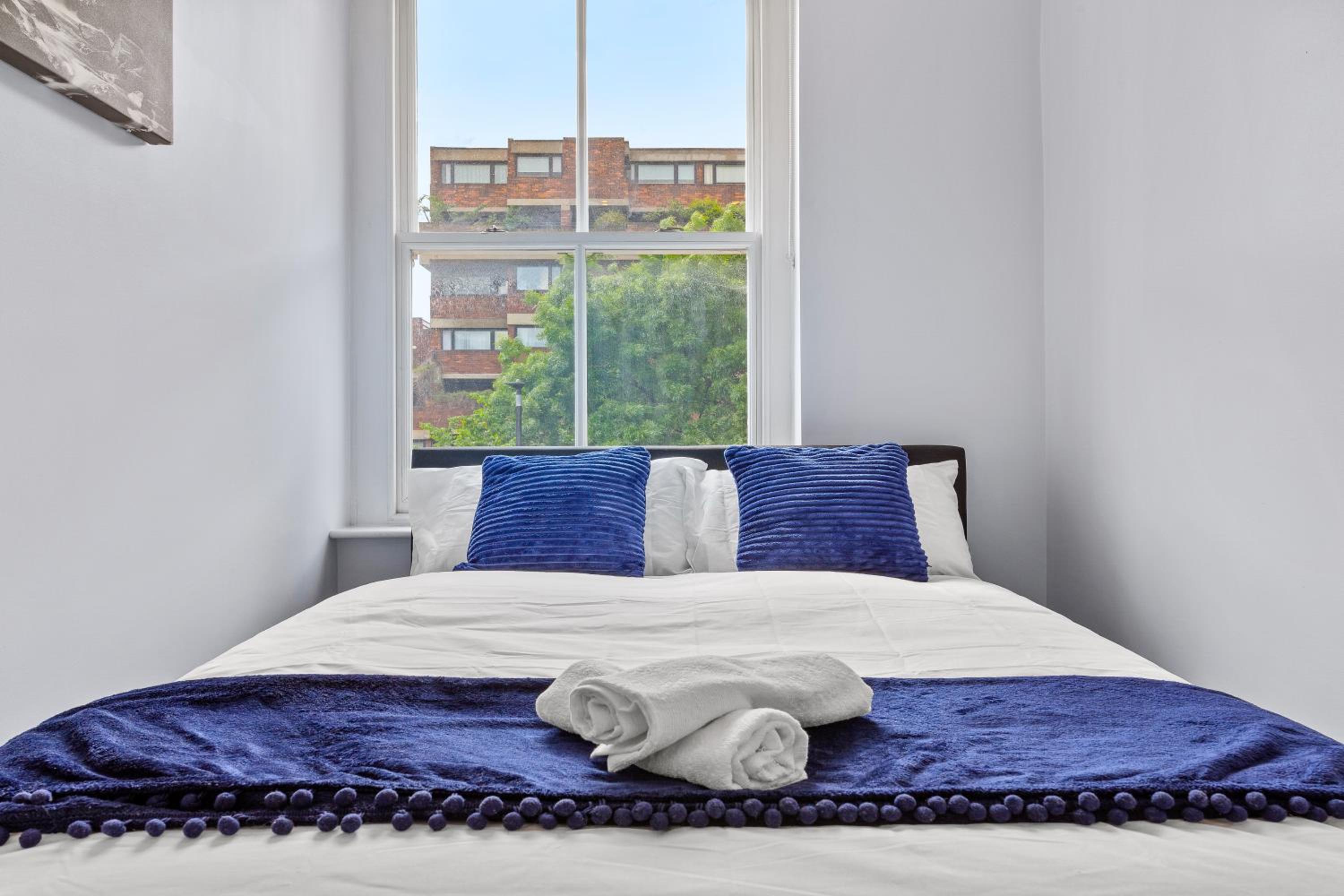 Westminster 2 Bedroom apartment with AC sleeps 5