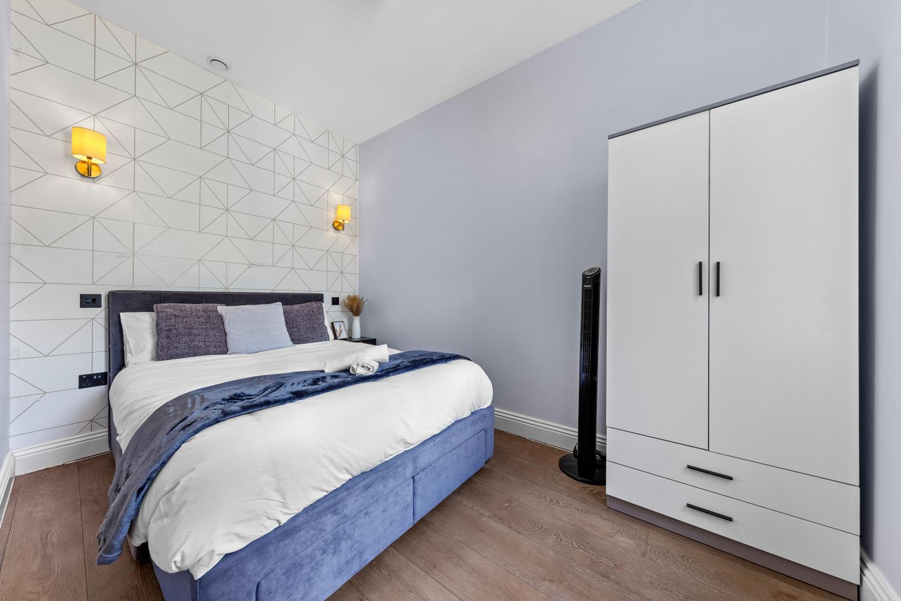 Westminster 2 Bedroom apartment with AC sleeps 5