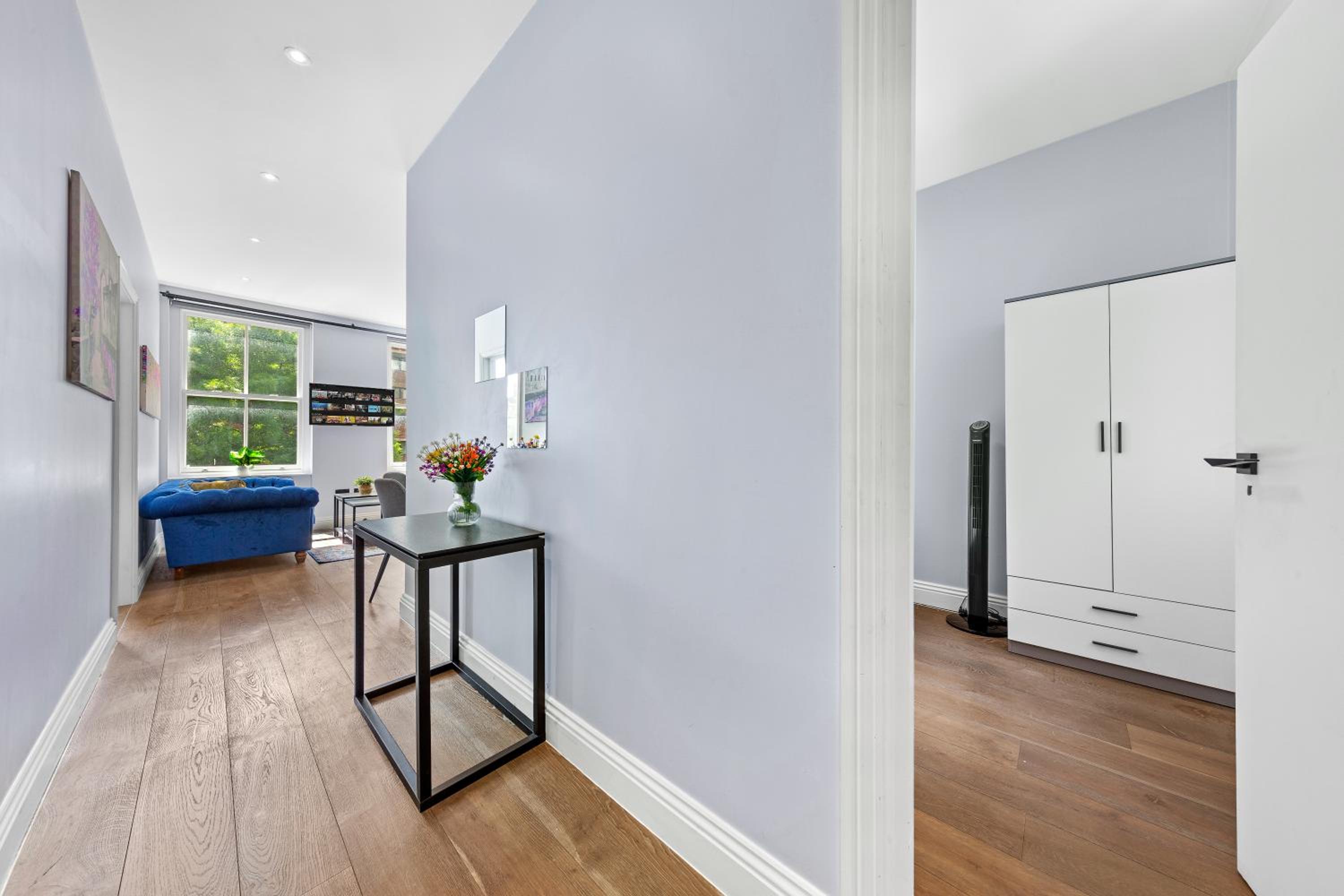 Westminster 2 Bedroom apartment with AC sleeps 5