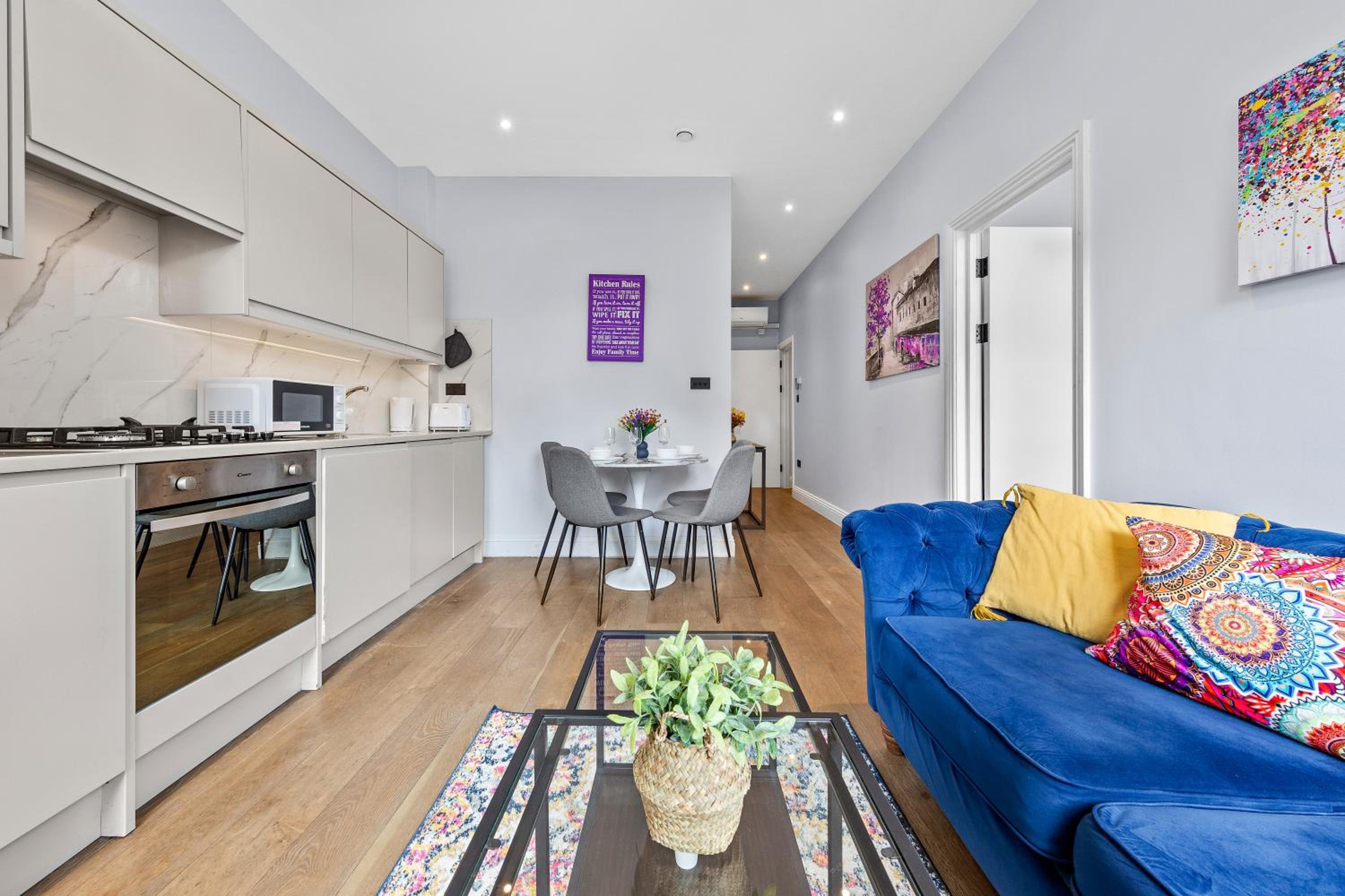 Westminster 2 Bedroom apartment with AC sleeps 5