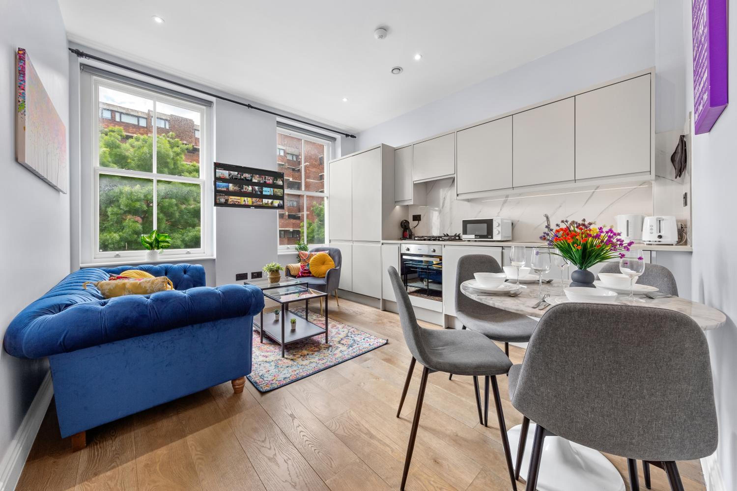 Westminster 2 Bedroom apartment with AC sleeps 5